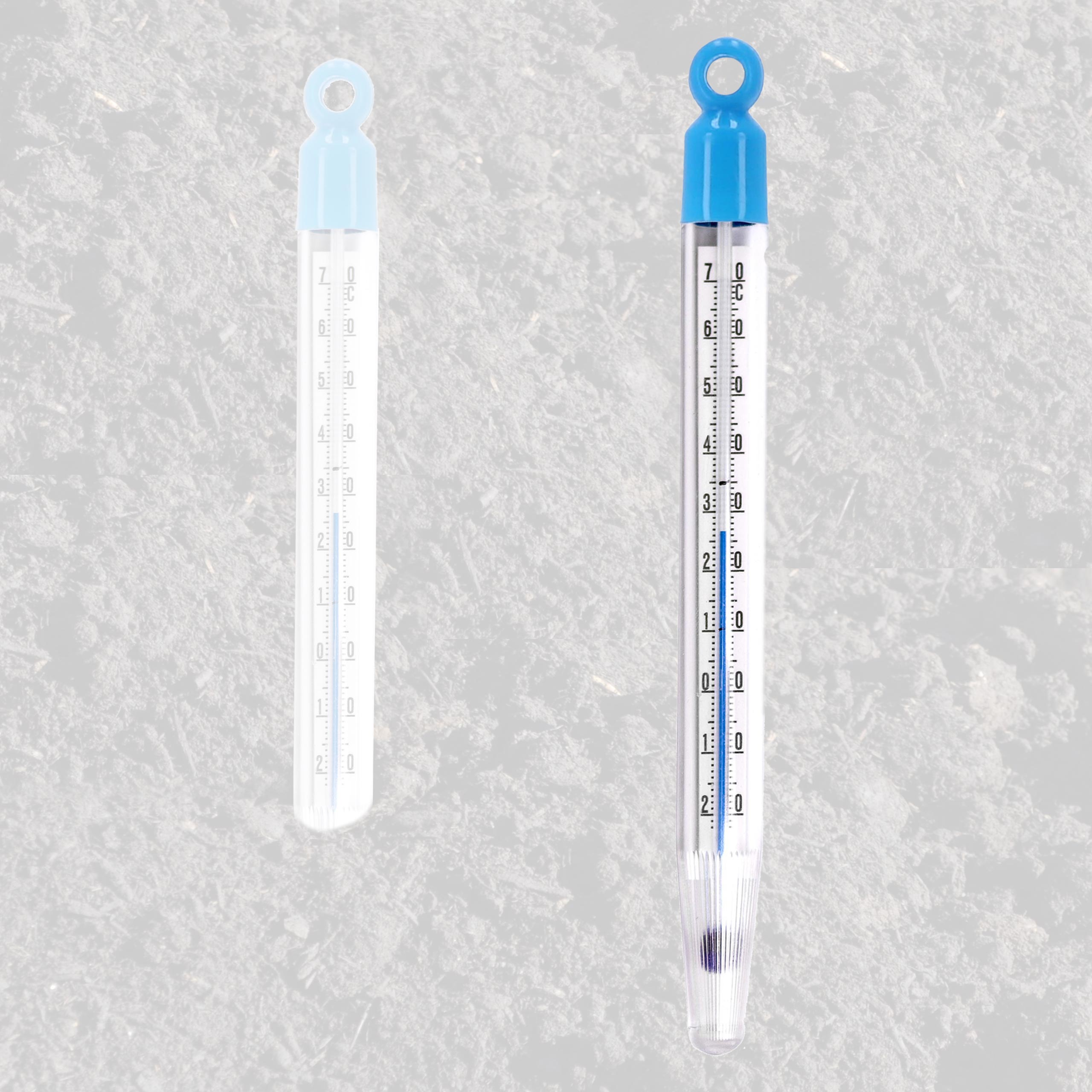 Zwei Thermometer. Klare, blaue Flüssigkeit. Eines mit Skala, das andere ohne. Grauer Hintergrund.