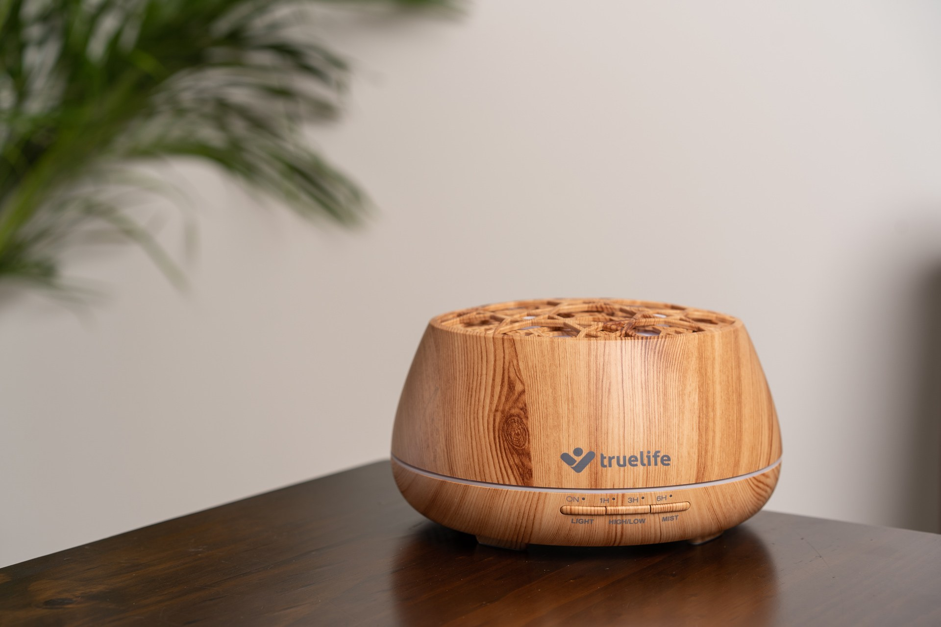 Przezroczyste etui na telefon z brokatem i różowymi gwiazdami, z ikonami elastyczności i miękkości.