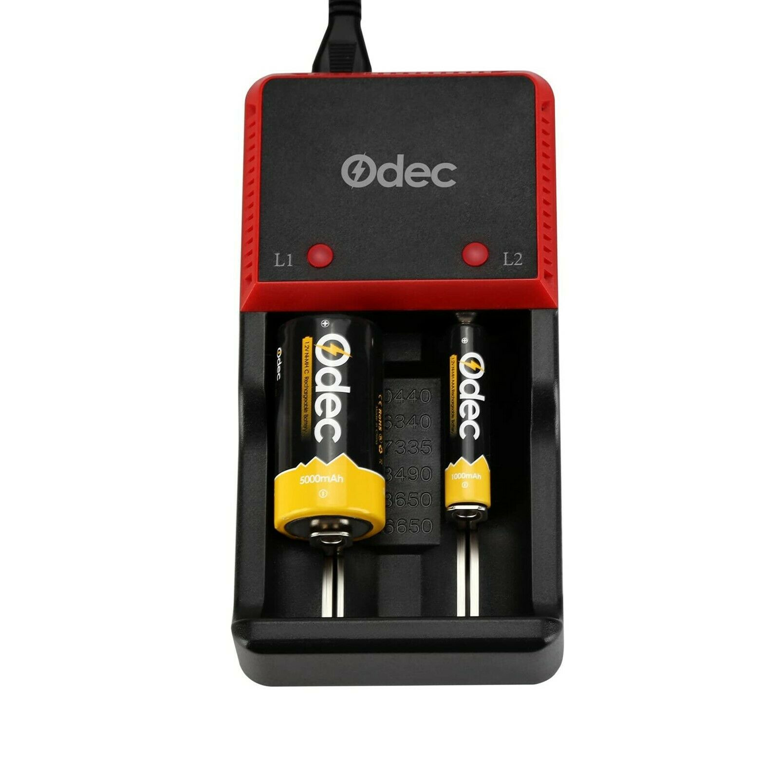 Ein schwarz-rotes Batterieladegerät mit zwei eingelegten Batterien. Es zeigt den Ladestatus.