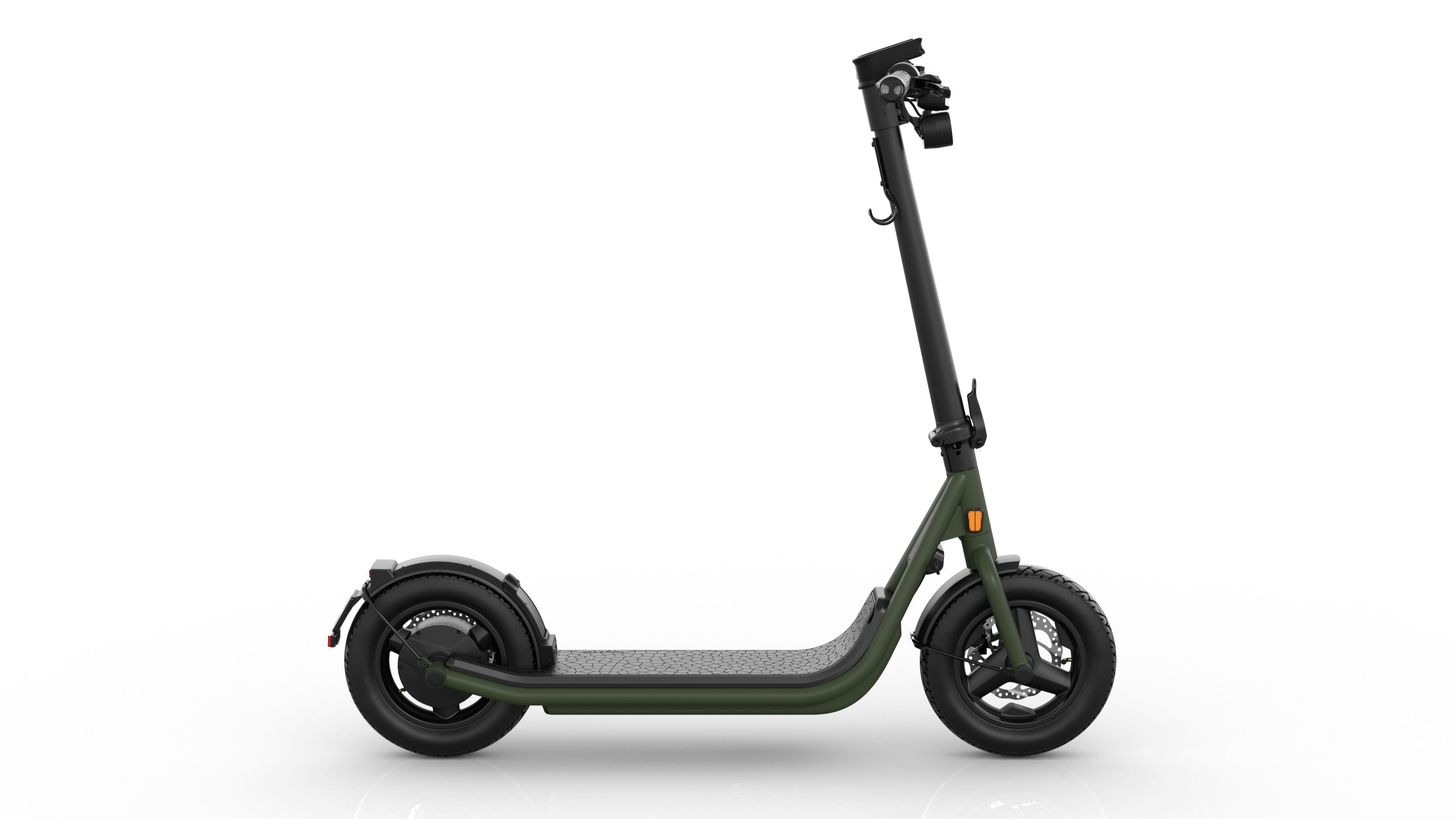 Grüner Elektroroller auf weißem Hintergrund. Der Roller hat schwarze Räder.