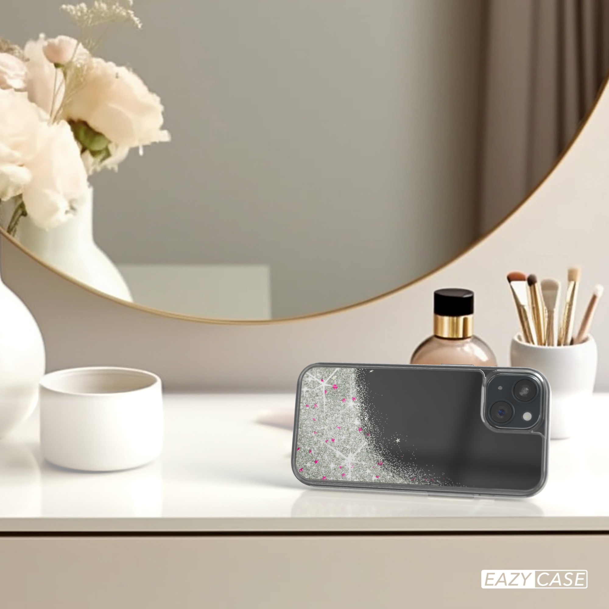 Telefon auf einem Tisch mit Blumen und Spiegel im Hintergrund.
