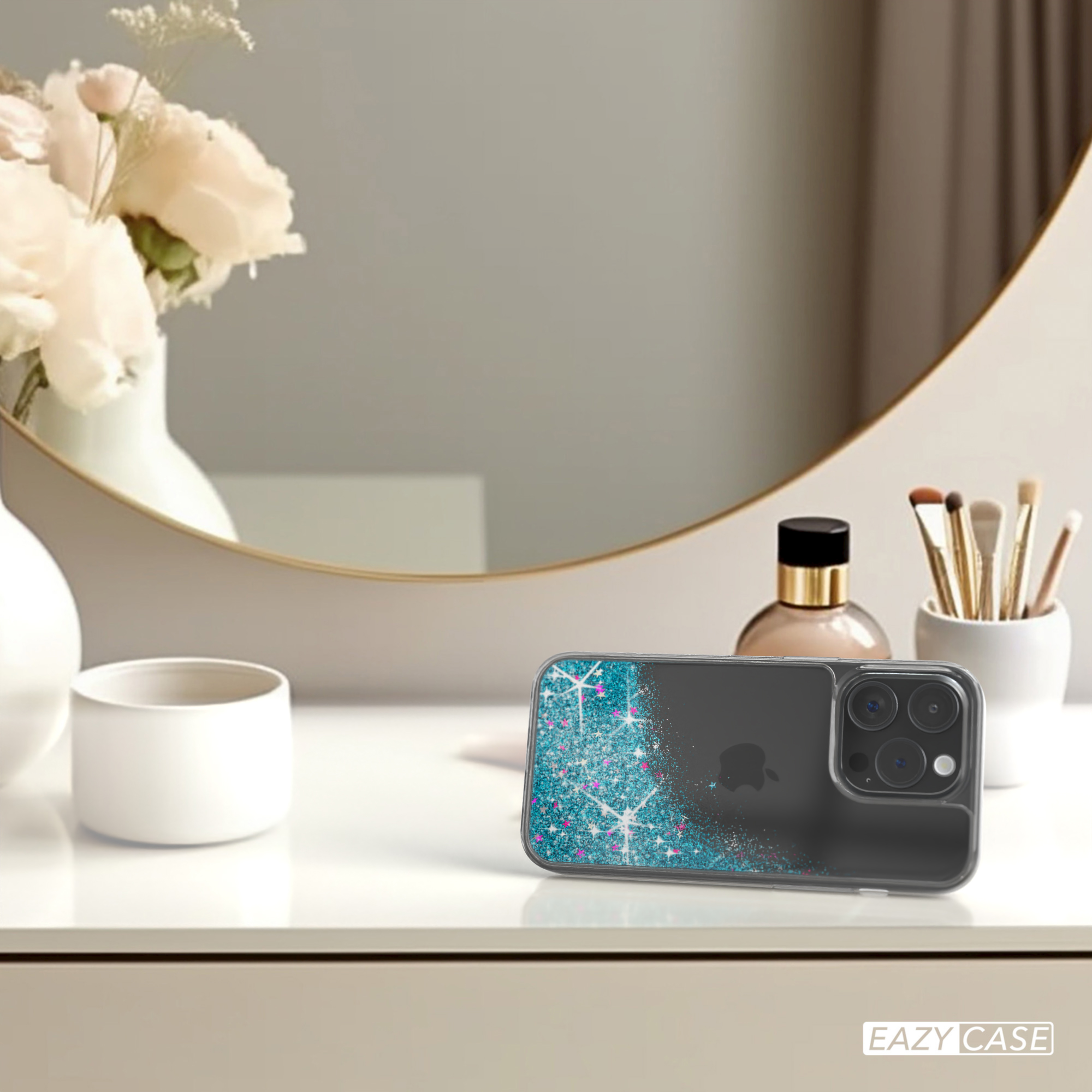 Ein Telefon in einer Hülle auf einem Tisch mit Spiegel und Blumen im Hintergrund.