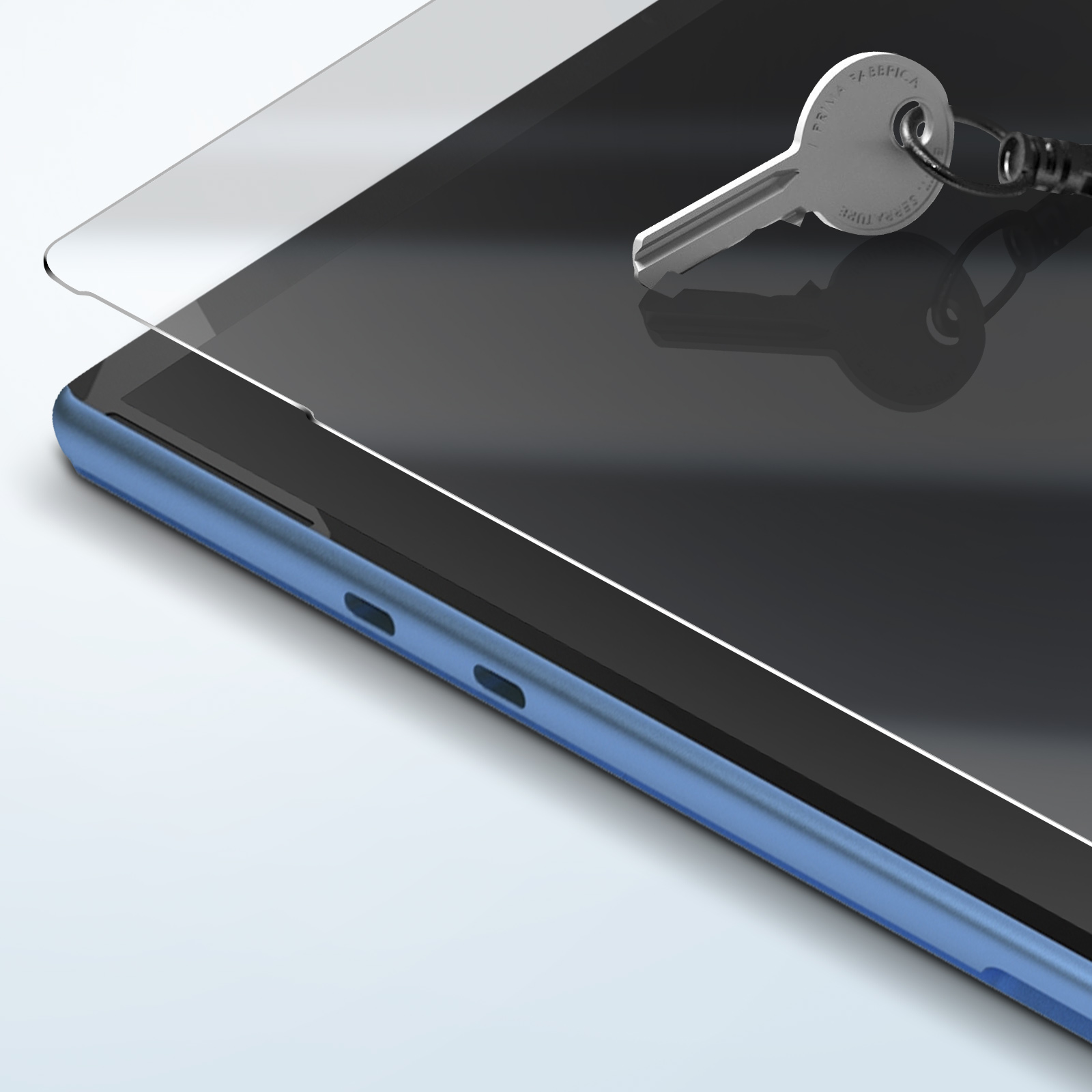 Un tablet con una protezione per lo schermo e una chiave. Il tablet è blu, lo sfondo bianco.