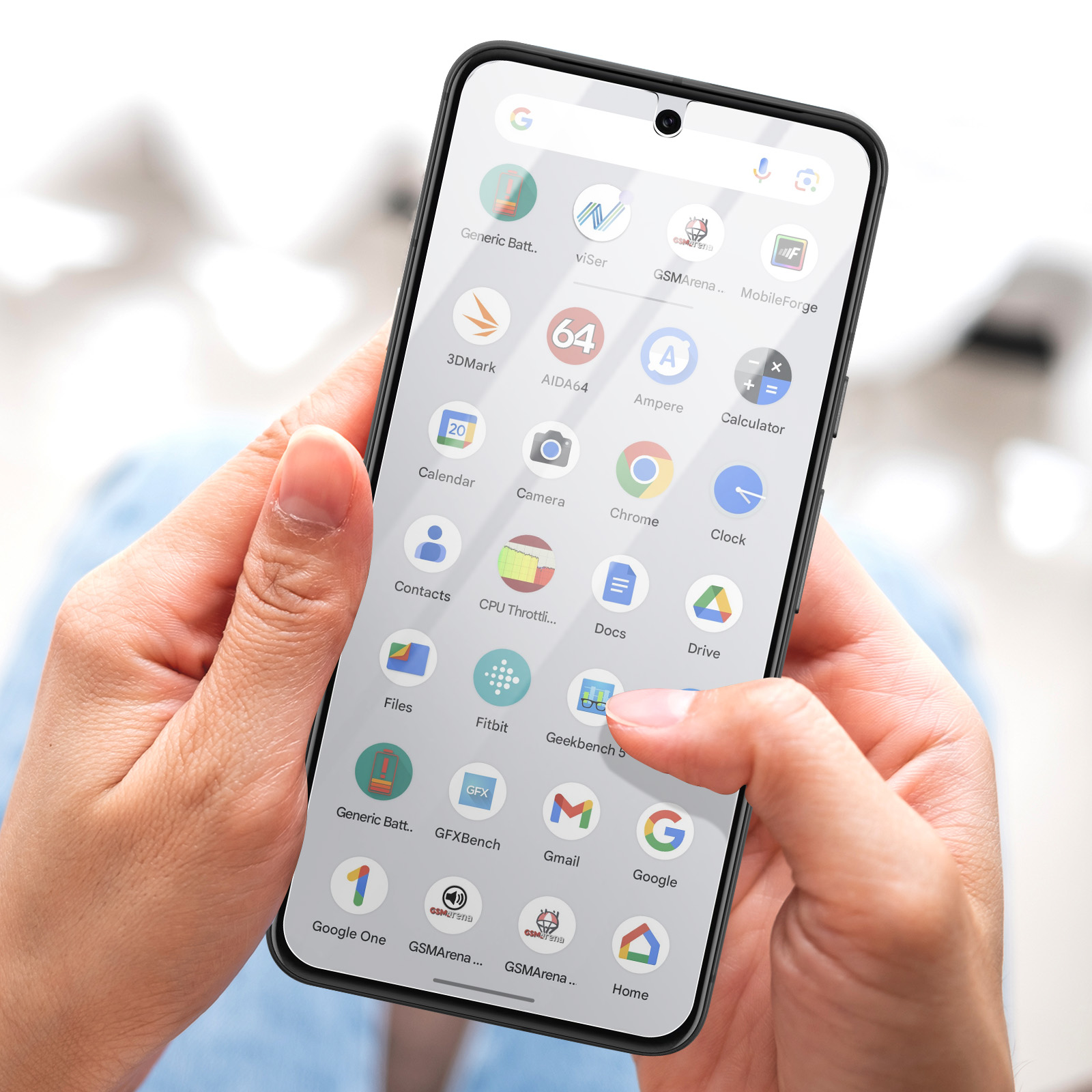 Una persona che tiene in mano uno smartphone che mostra icone di app.