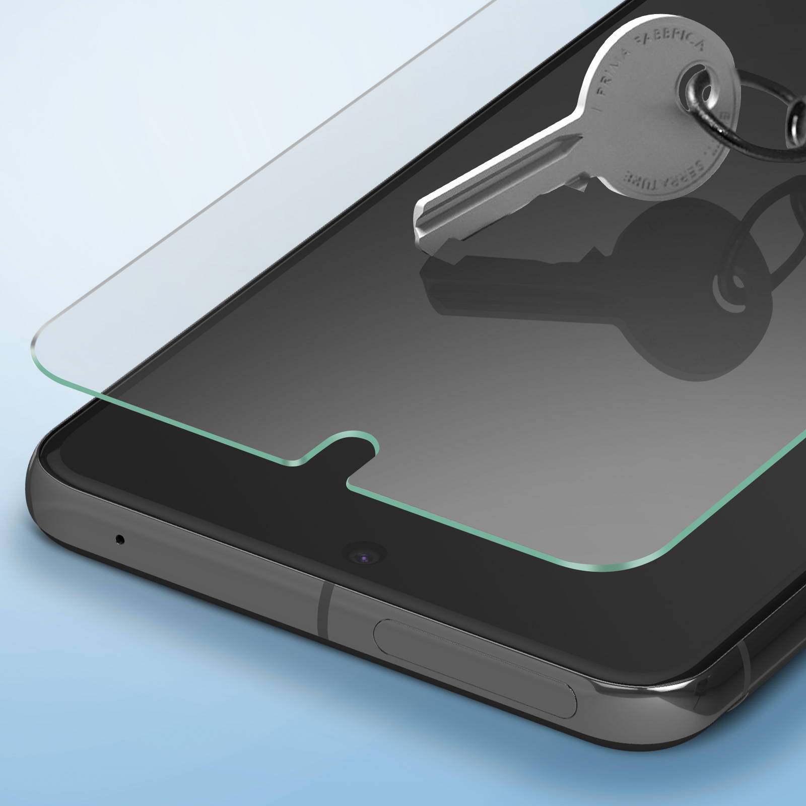 Un teléfono con protector de pantalla y una llave encima. El protector de pantalla está encima del teléfono.