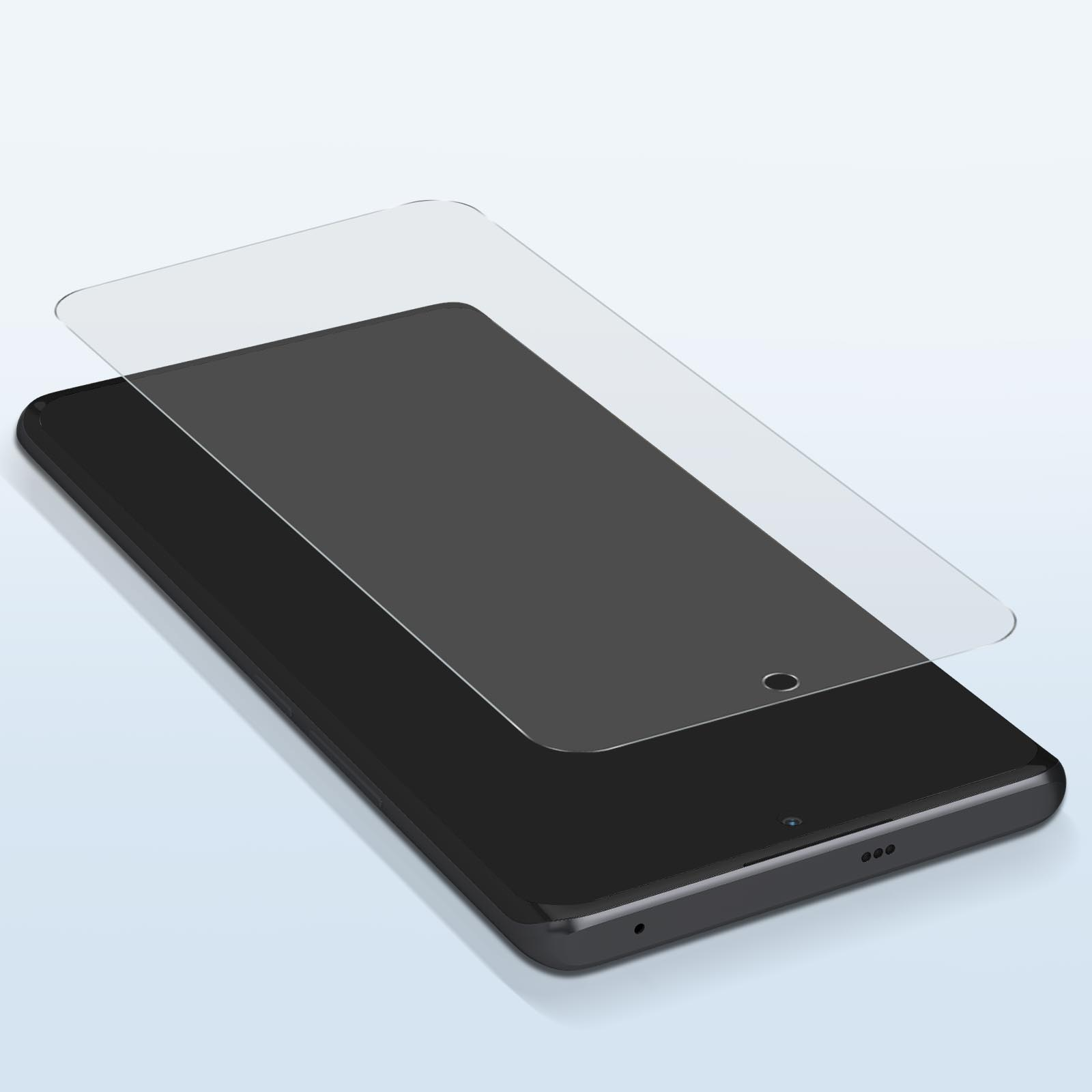 Un teléfono inteligente negro con un protector de pantalla aplicado, ligeramente levantado para mostrar el teléfono debajo.