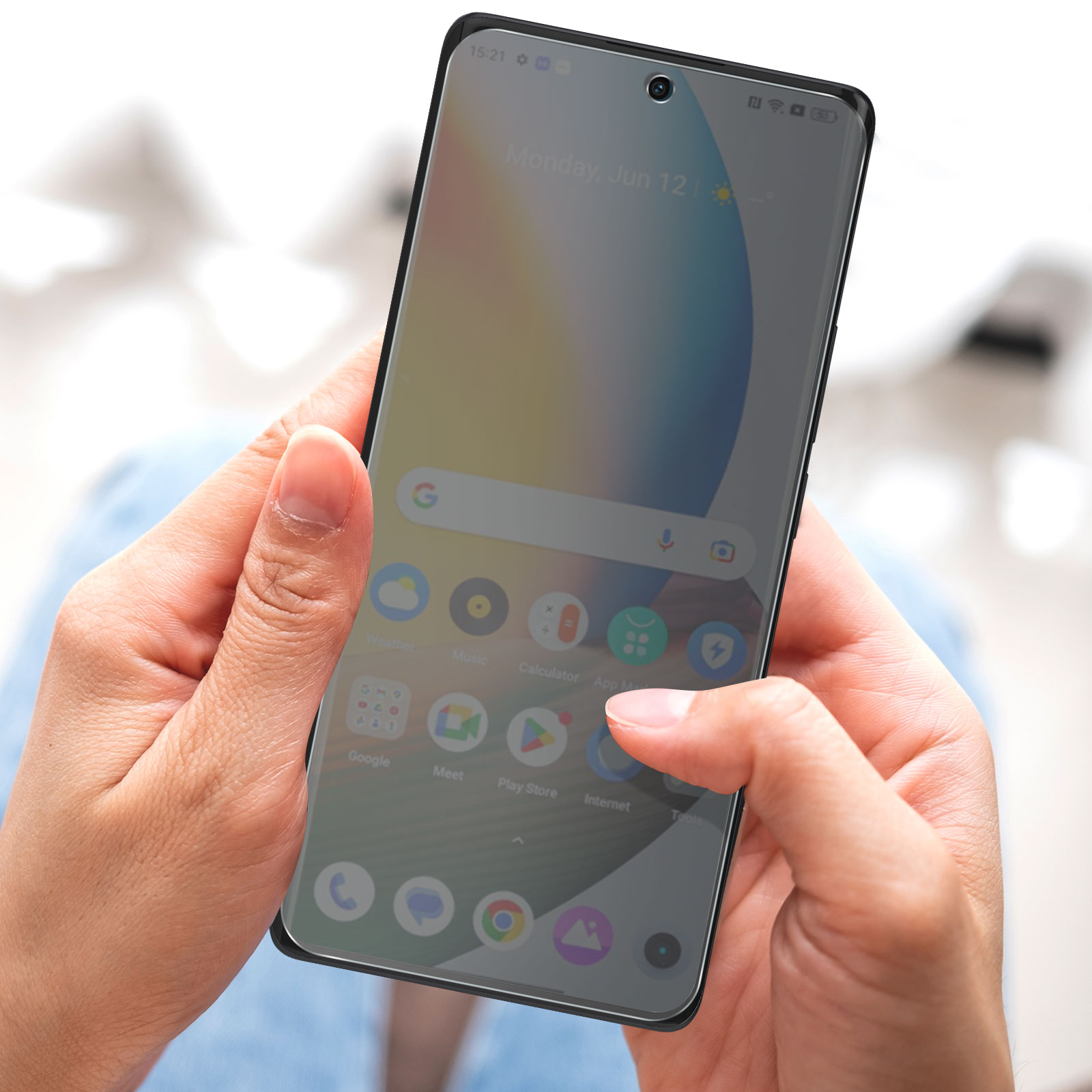 Una persona sosteniendo un smartphone con una pantalla protectora. La pantalla muestra iconos de aplicaciones y un reloj.