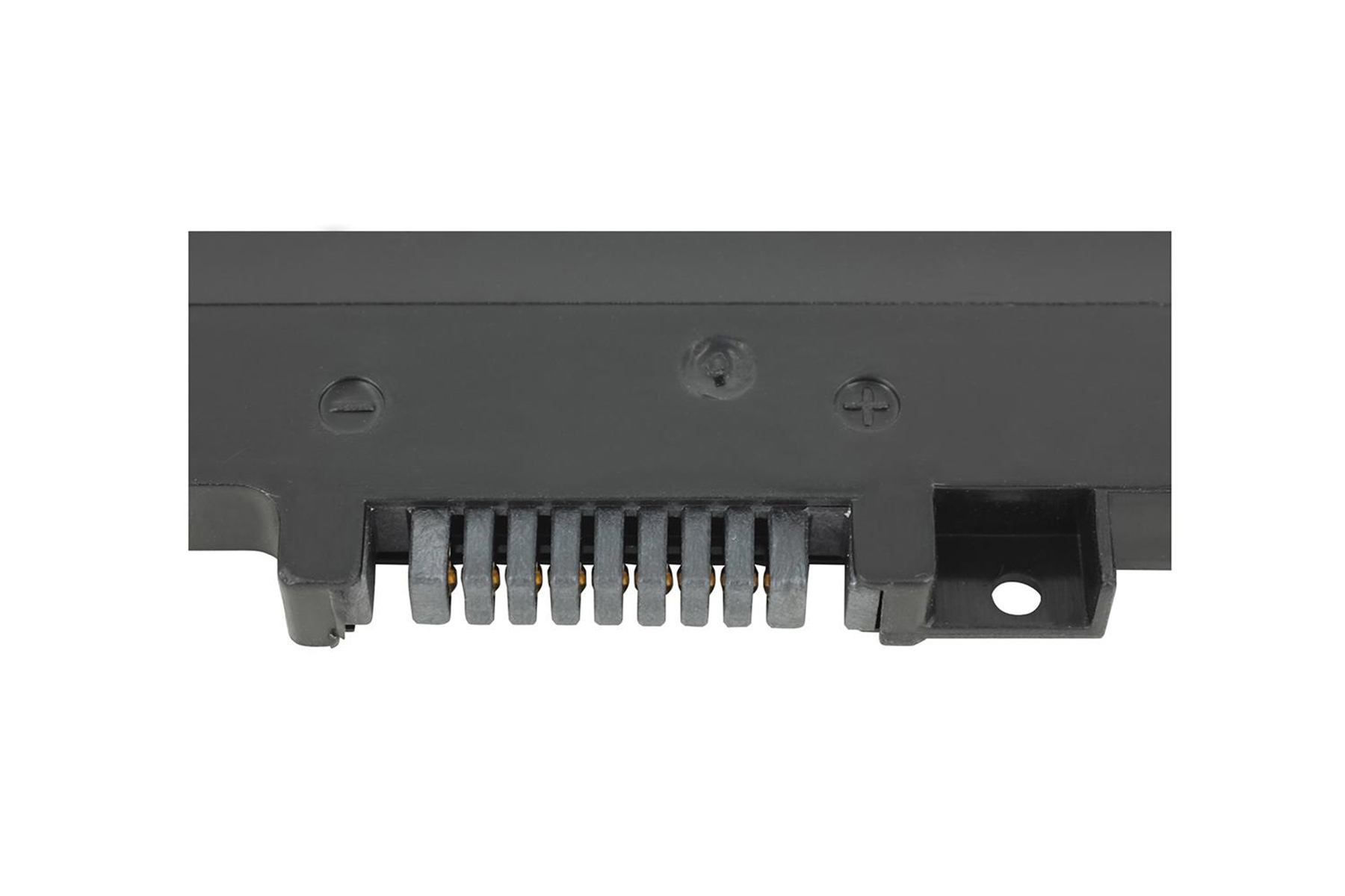 Ein schwarzer Stecker mit mehreren Pins, Nahaufnahme auf weißem Hintergrund. Der Stecker ist leer.