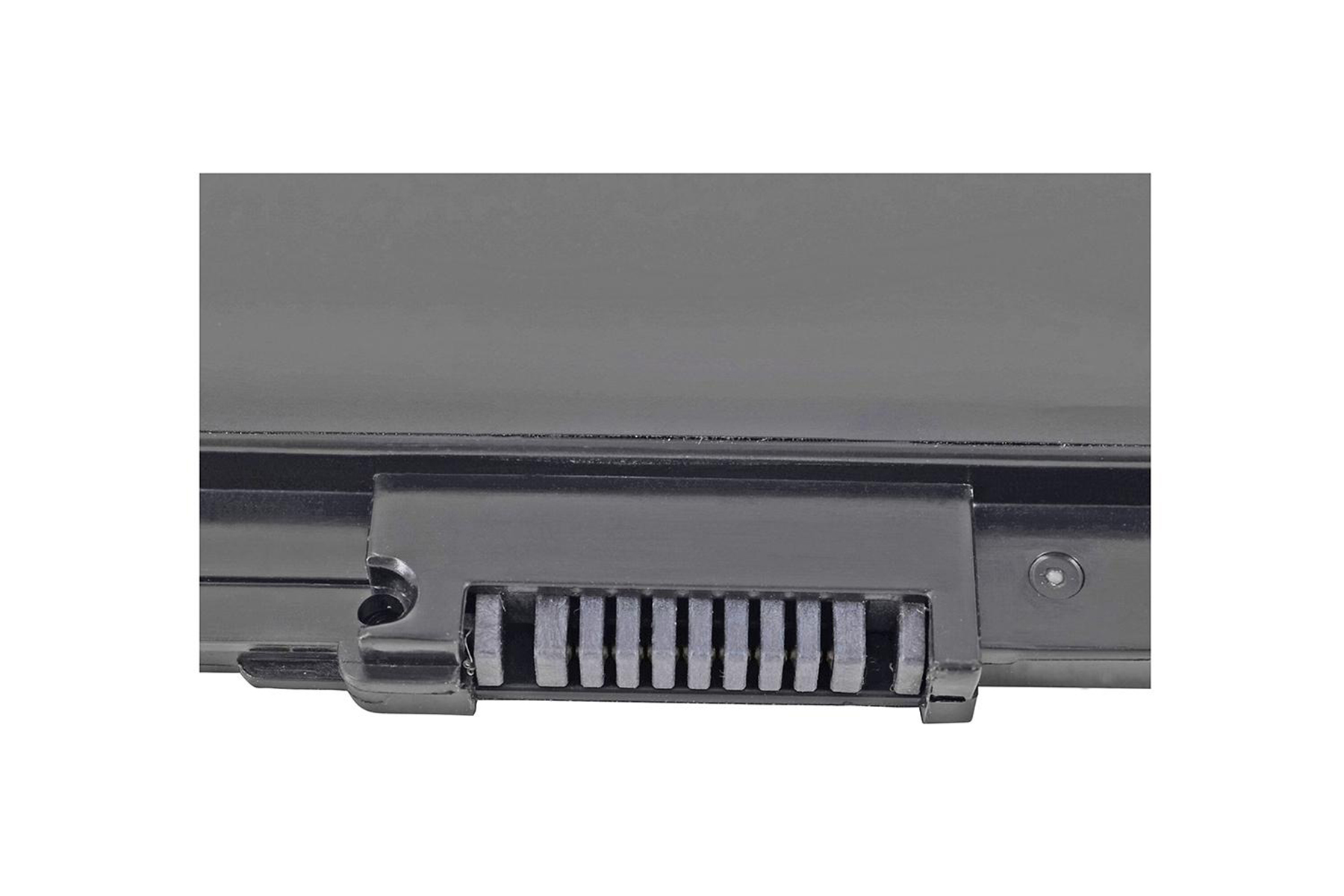 Nahaufnahme des Laptop-Akku-Anschlusses, zeigt Metallstifte und schwarzes Gehäuse.
