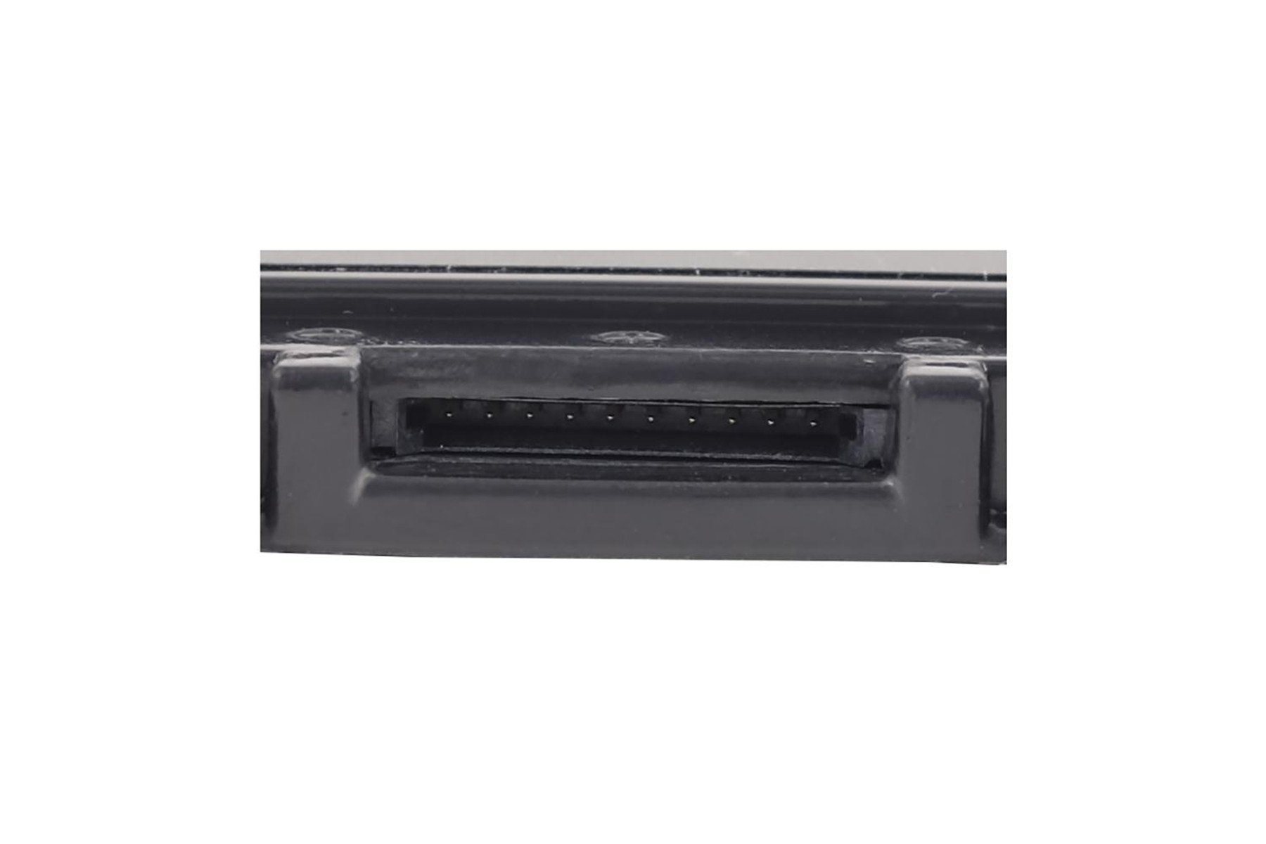 Nahaufnahme eines schwarzen Laptop-Batterieanschlusses mit Stiftschlitzen auf weißem Hintergrund.