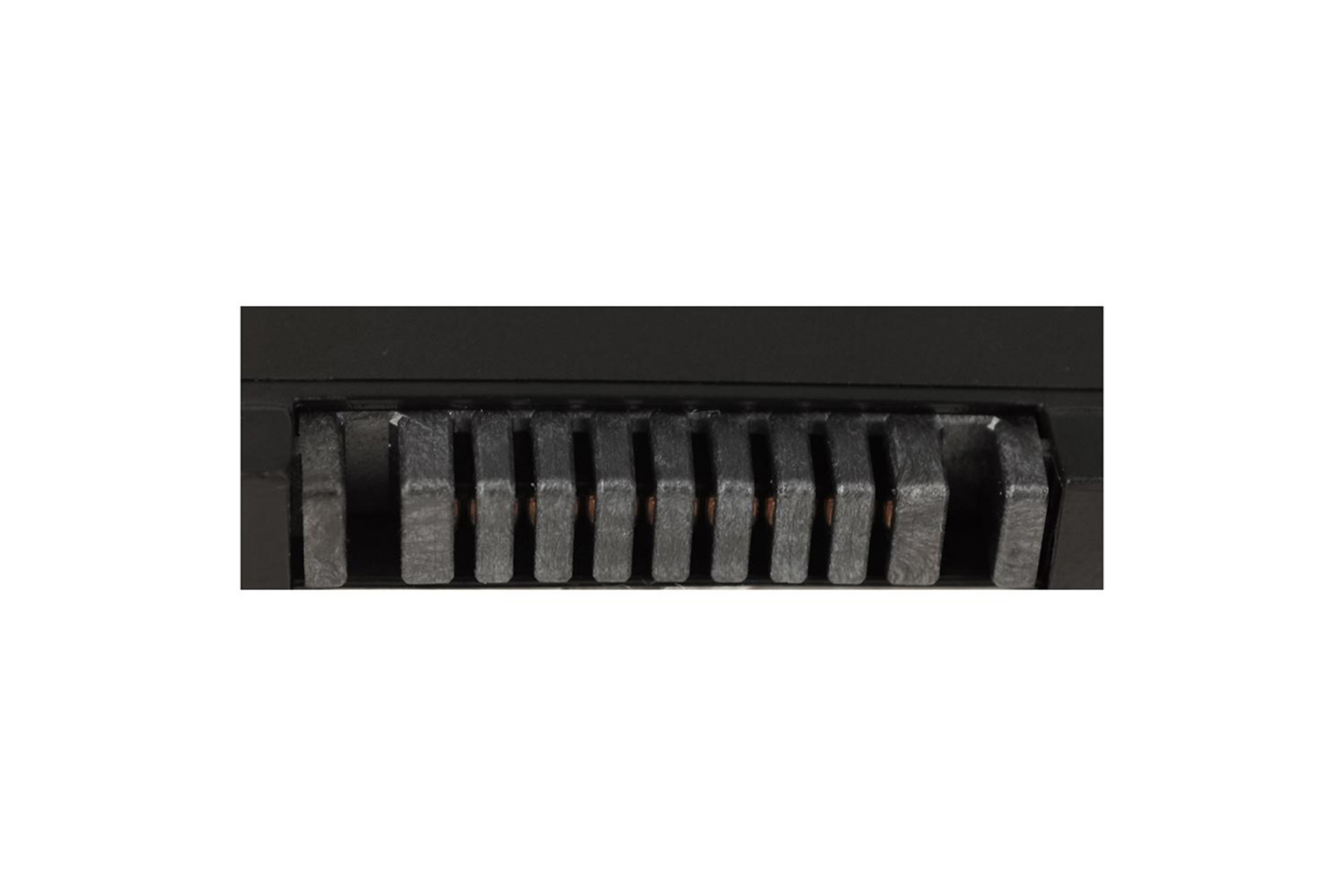 Schwarzer Stecker mit Pins. Nahaufnahme auf weißem Hintergrund.