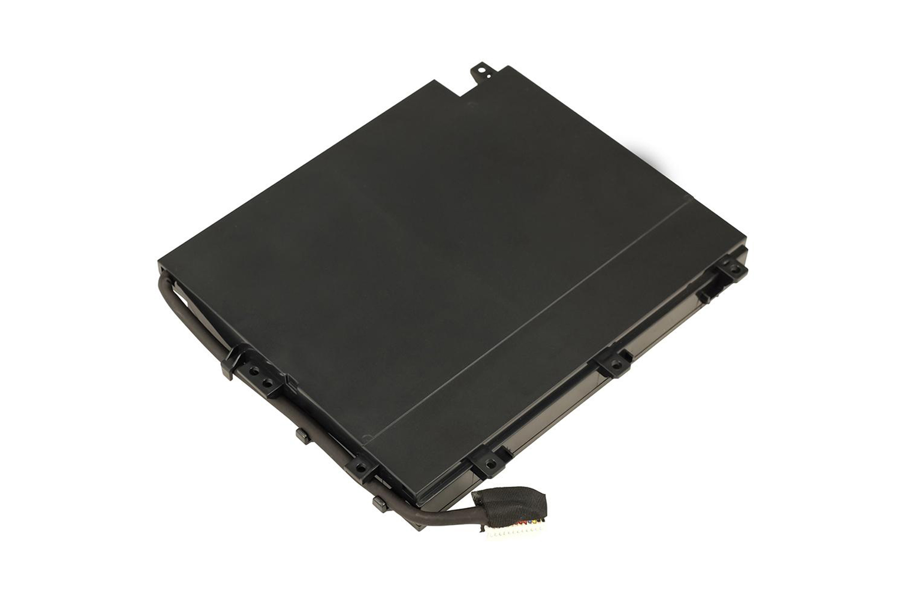 Schwarze Laptop-Batterie mit Kabel und weißem Hintergrund. Die Batterie ist rechteckig mit glatter Oberseite.