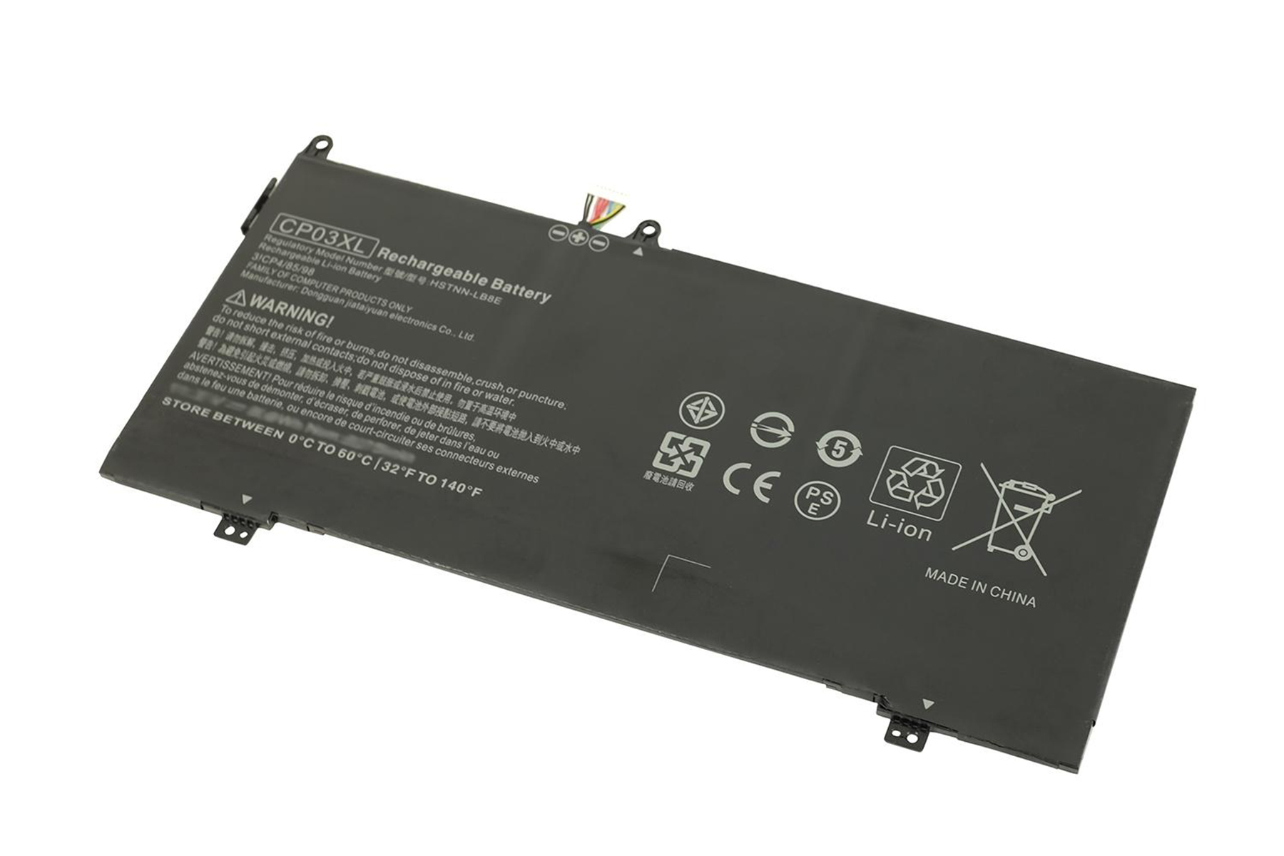 Schwarzer Laptop-Akku mit Etiketten und Warnhinweisen. Enthält verschiedene Symbole und Text.