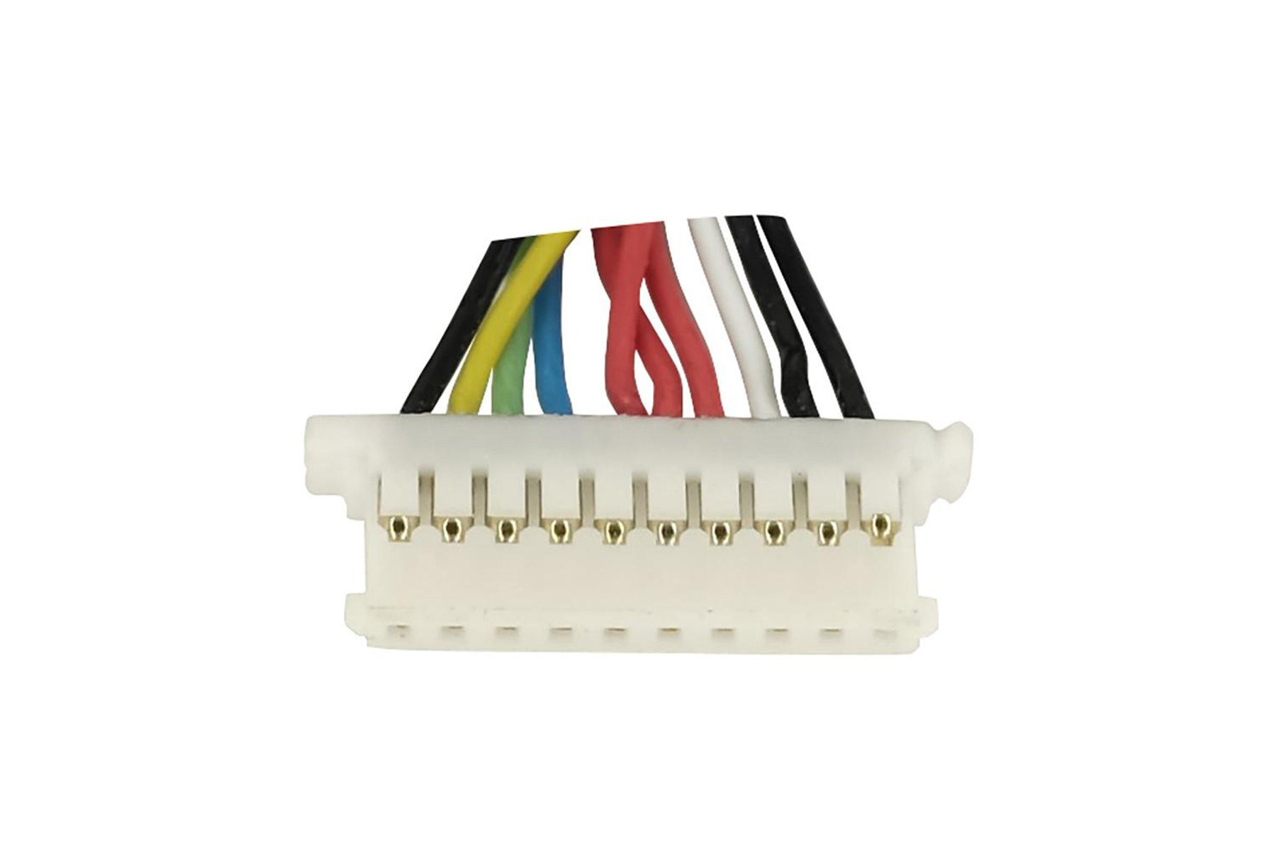 Weißer Stecker mit mehrfarbigen Drähten, schräg auf Weiß.