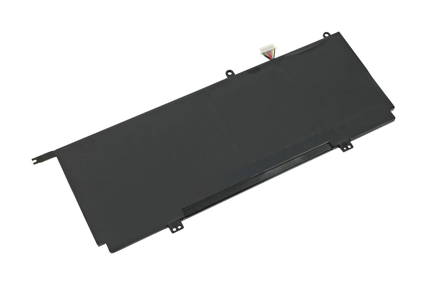 Schwarzer Laptop-Akku auf weißem Hintergrund, schräge Ansicht, mit einem Kabel.