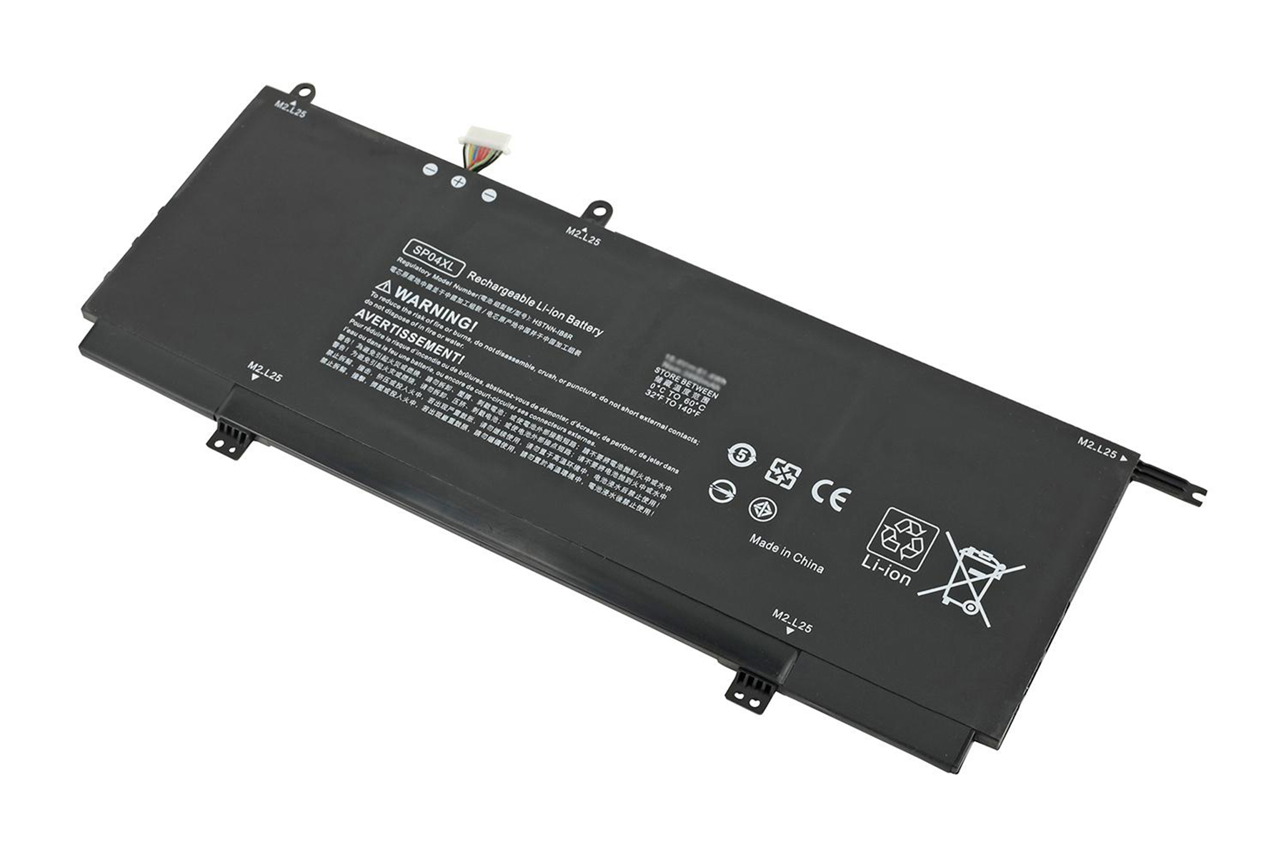 Schwarzer Laptop-Akku mit Etiketten und Symbolen, weißer Hintergrund.
