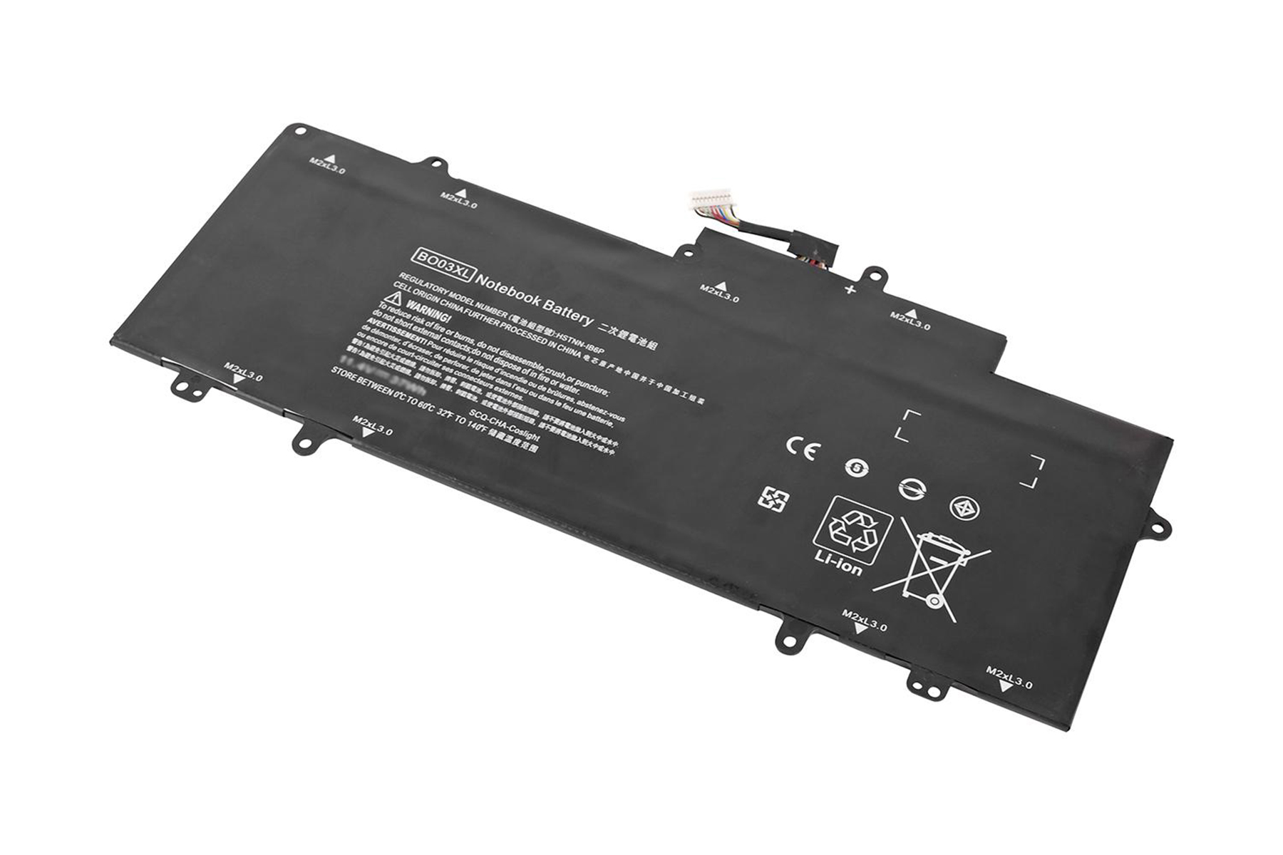 Schwarzer Laptop-Akku auf weißem Hintergrund, schräge Ansicht. Text und Symbole sind auf dem Akku sichtbar.