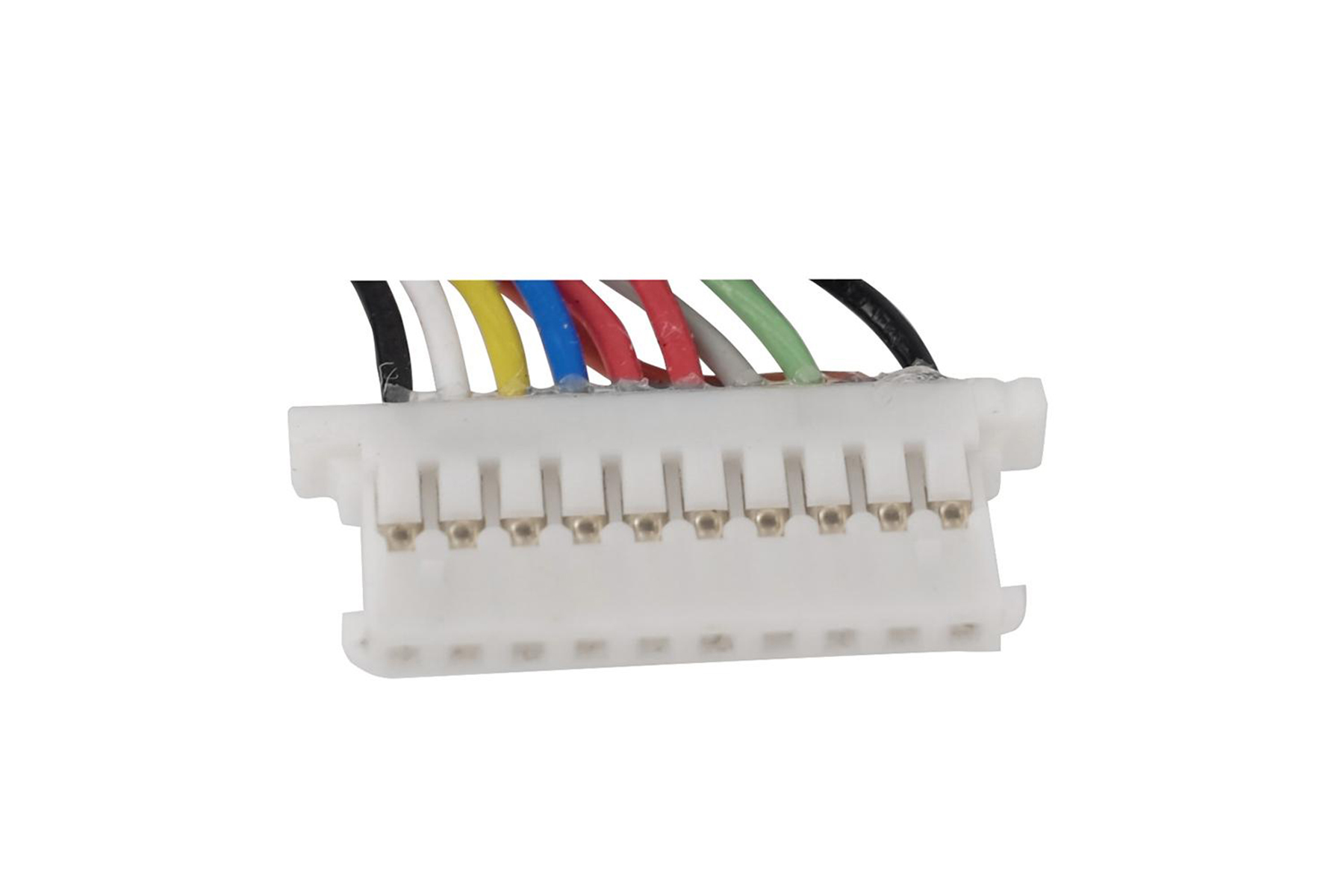 Weißer Stecker mit einer Vielzahl von farbigen Drähten.