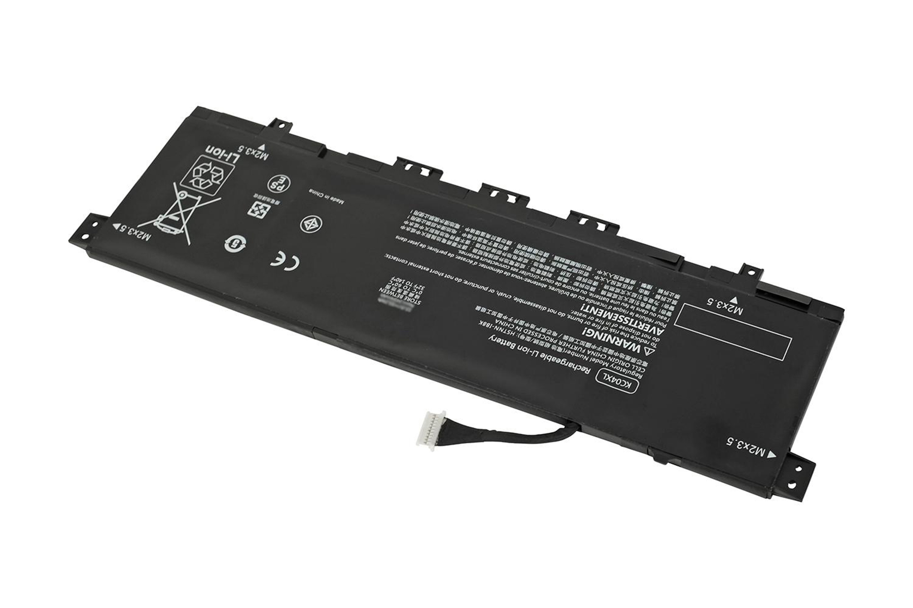 Batteria nera per laptop su bianco, vista angolata. Testo e simboli visibili sulla batteria.