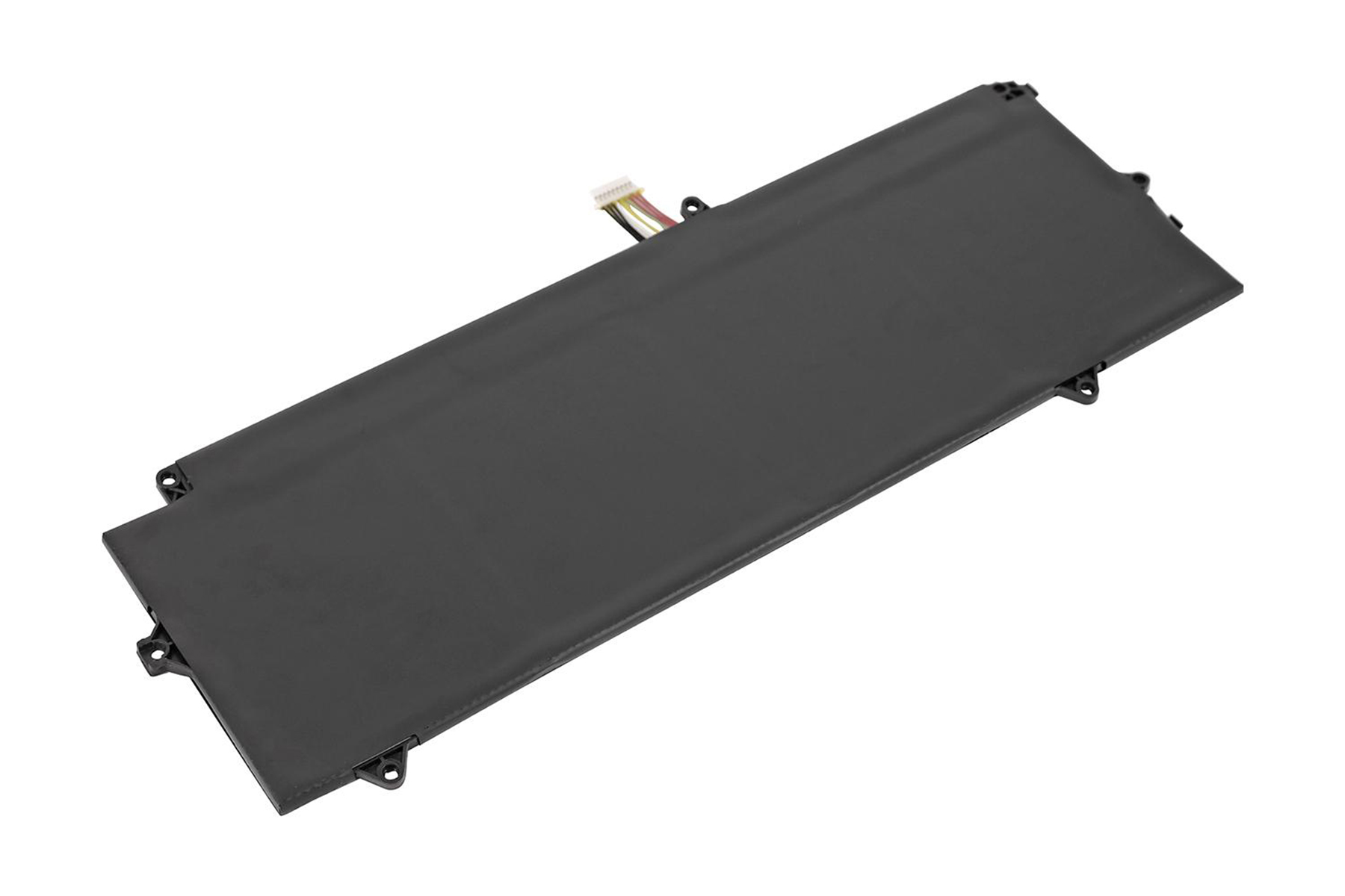 Schwarzer Laptop-Akku, rechteckige Form mit Anschlüssen. Weißer Hintergrund. Schräge Ansicht.