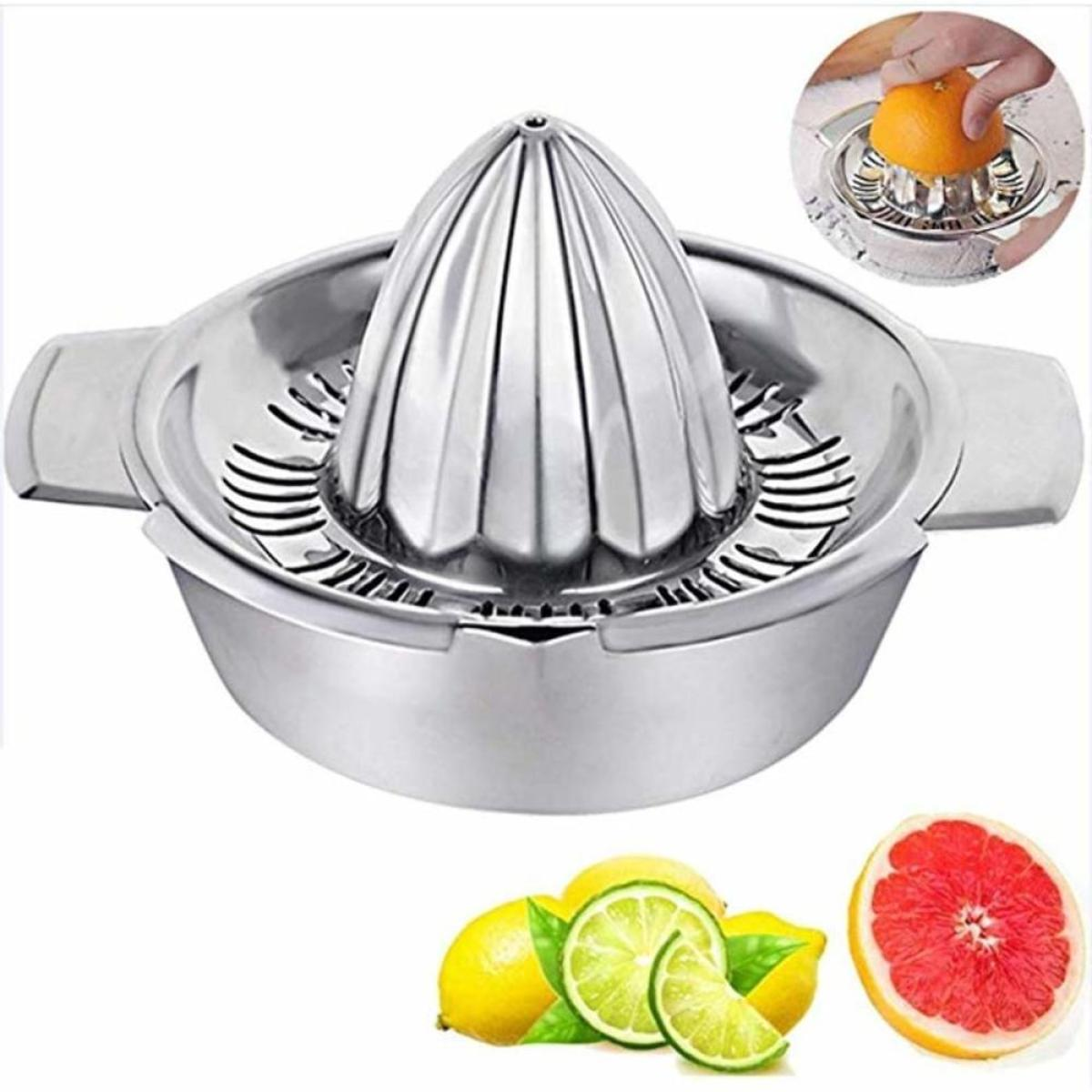 Eine Edelstahl-Saftpresse mit Schüssel und Kegel. Zitronen, Limetten und eine Grapefruit-Hälfte sind abgebildet.