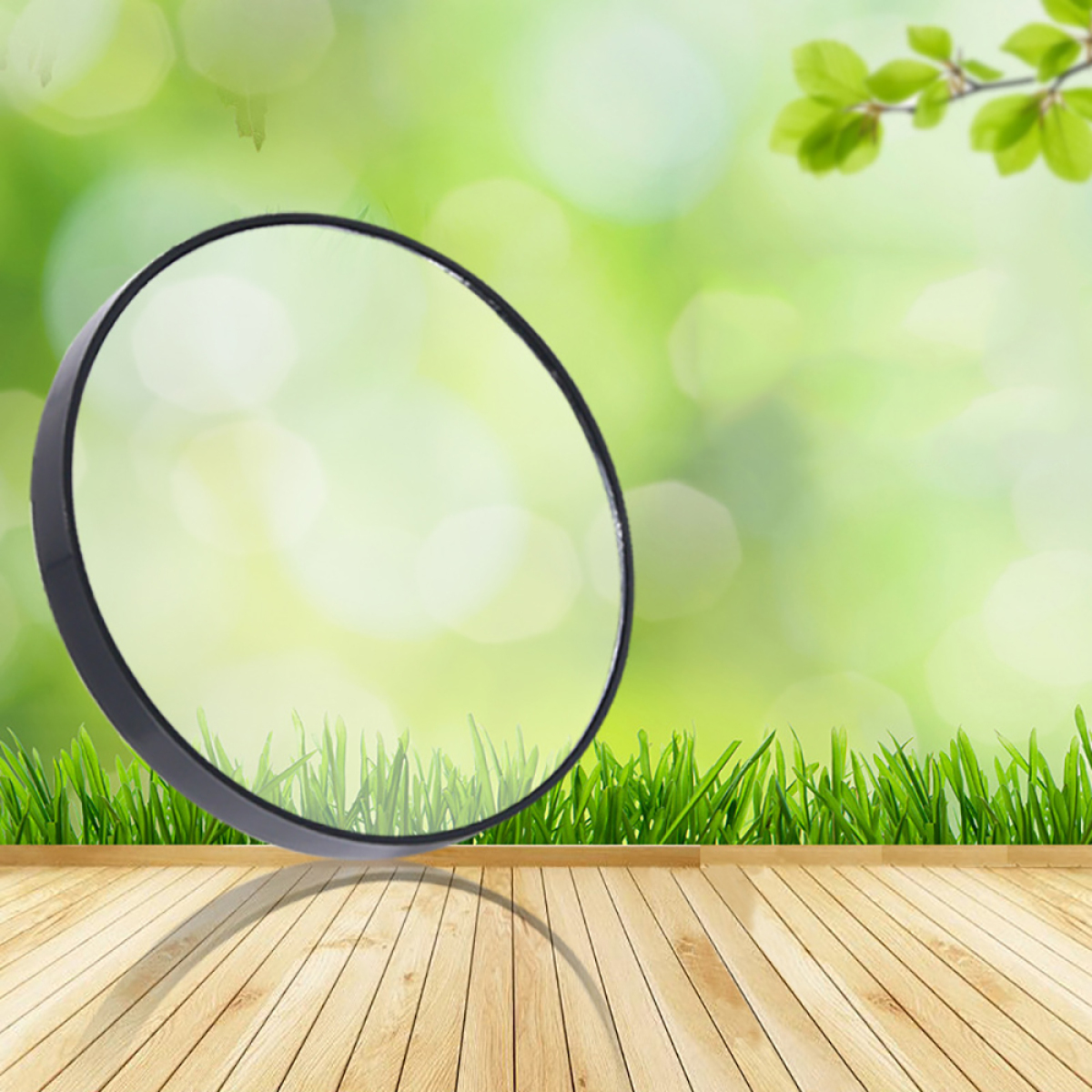 Lupe über einem Holzboden und Gras, mit verschwommenem grünen Hintergrund.