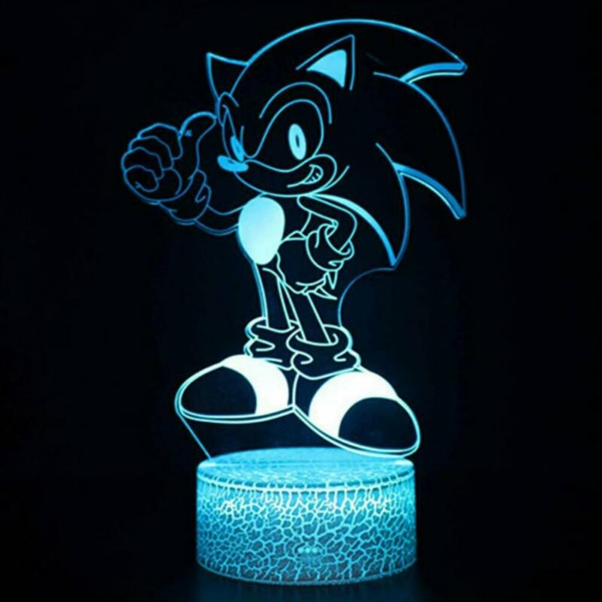 Neon Sonic the Hedgehog Statue. Die Figur ist blau mit leuchtend blauer Basis, in einer Pose, auf schwarzem Hintergrund.