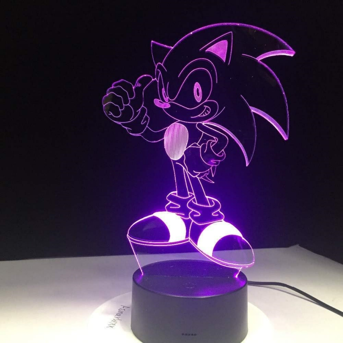 Sonic the Hedgehog Figur mit lila leuchtender Umrandung auf schwarzem Hintergrund und Ständer.