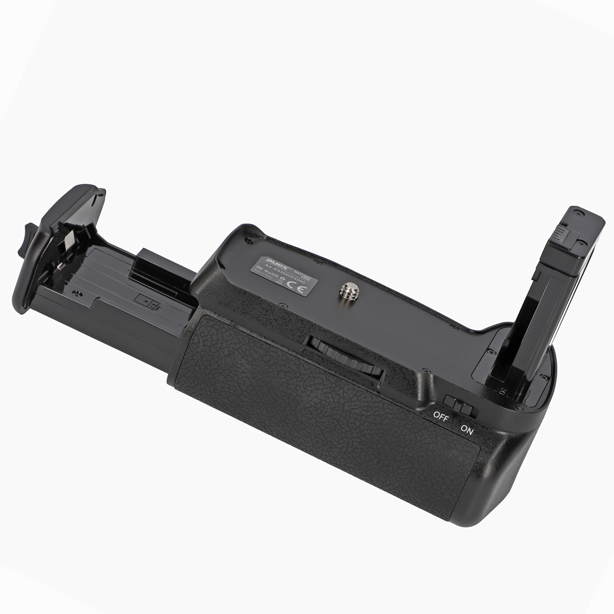 Schwarzer Kamera-Batteriegriff, auf einer Seite offen. EIN/AUS-Schalter sichtbar. Weißer Hintergrund.