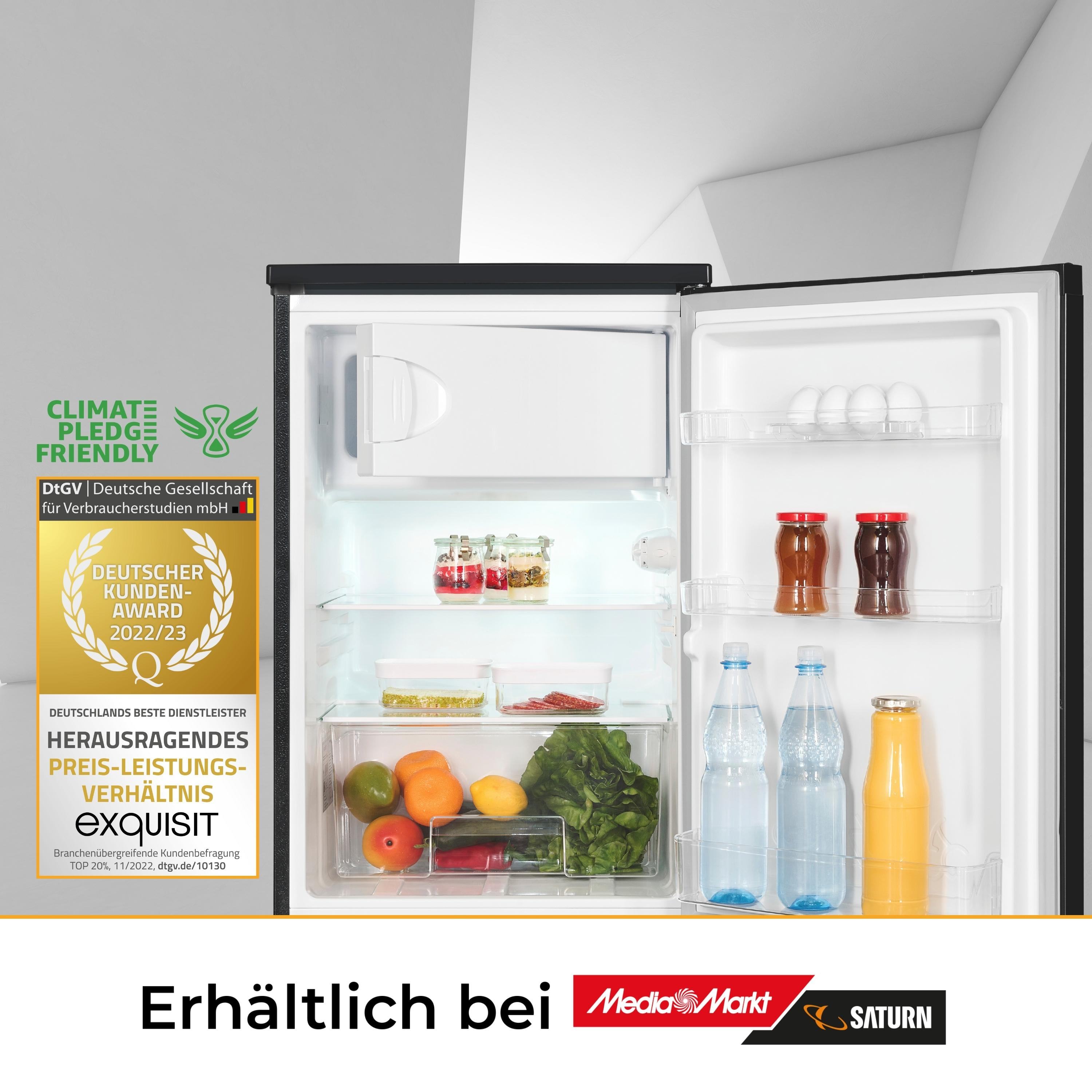 Een koelkast met open deur. Fruit, groenten, potten en flessen binnenin.