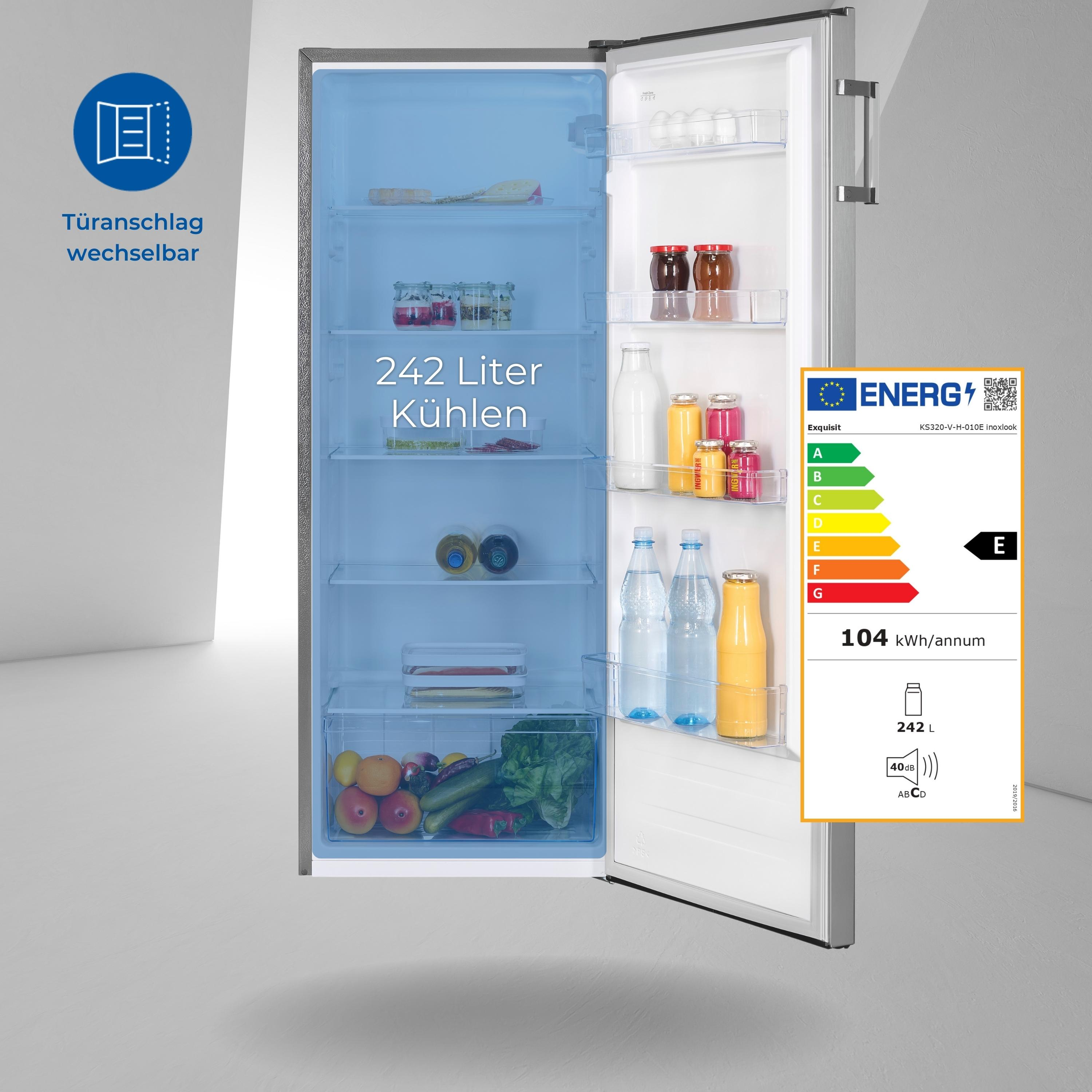 Ein Kühlschrank mit offener Tür, der Regale mit Lebensmitteln und ein Energielabel zeigt.