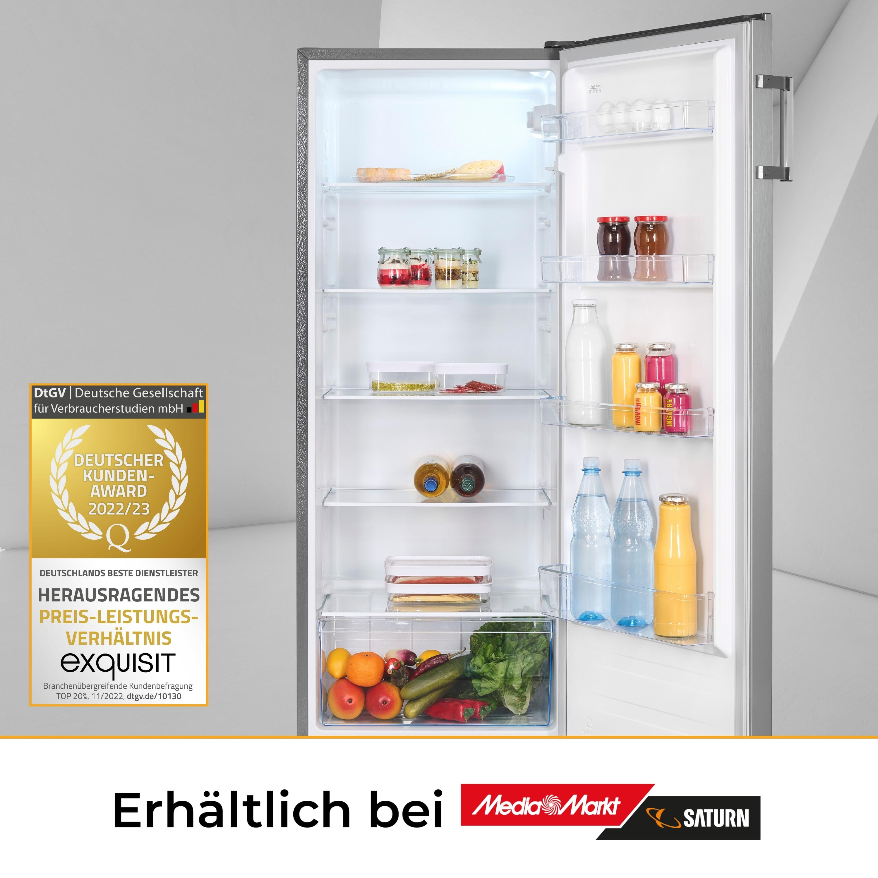 Ein Kühlschrank mit offener Tür, zeigt Regale und Lebensmittel. Auszeichnungen oben.
