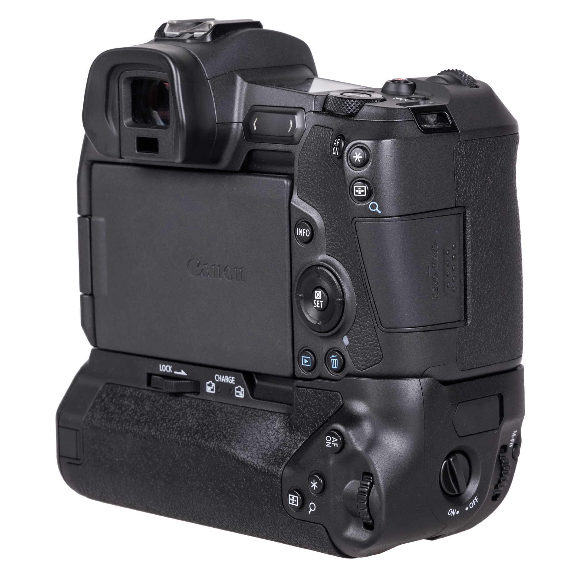 Eine schwarze Canon Kamera mit angesetztem Batteriegriff. Knöpfe und Räder sind sichtbar. Weißer Hintergrund.