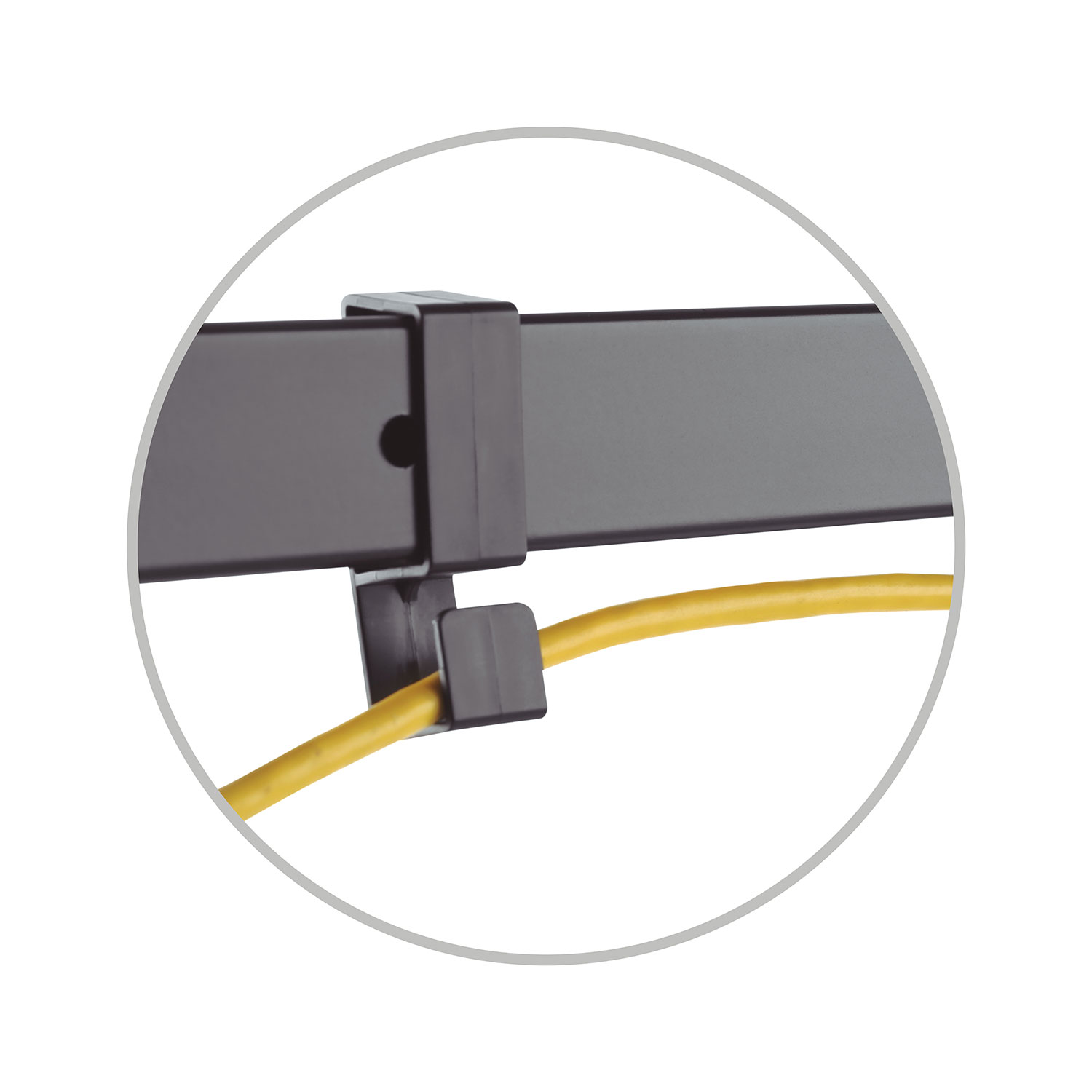 Primer plano de un clip de gestión de cables que sujeta un cable amarillo.