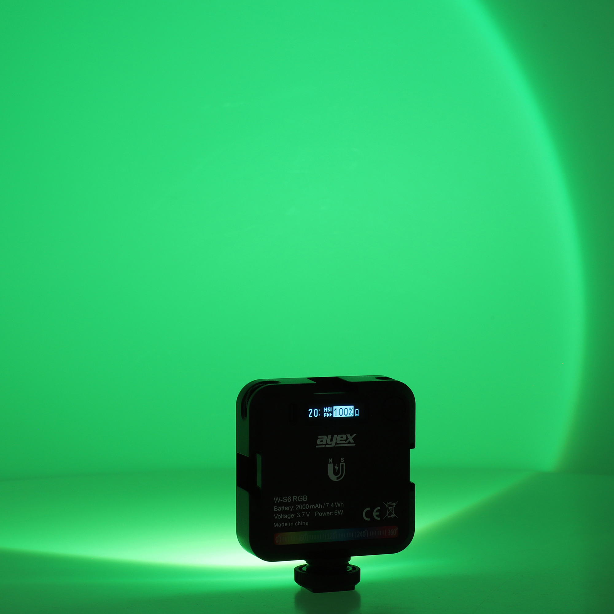 Schwarzes LED-Licht. Grünes Licht auf dem Hintergrund mit dem Licht am Boden.