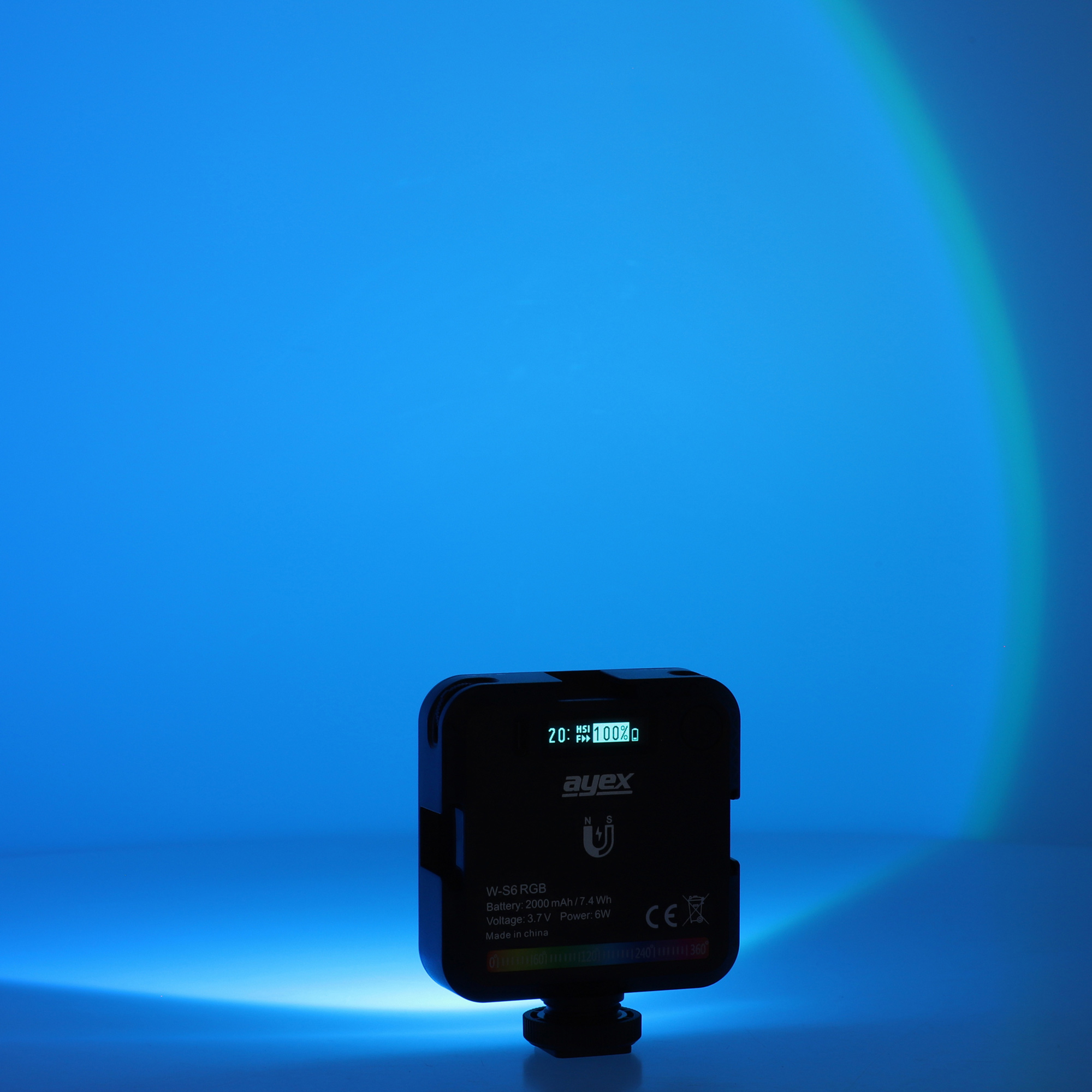 Ein schwarzes rechteckiges Licht mit Display. Es befindet sich vor blauem Hintergrund mit Lichtbogen.