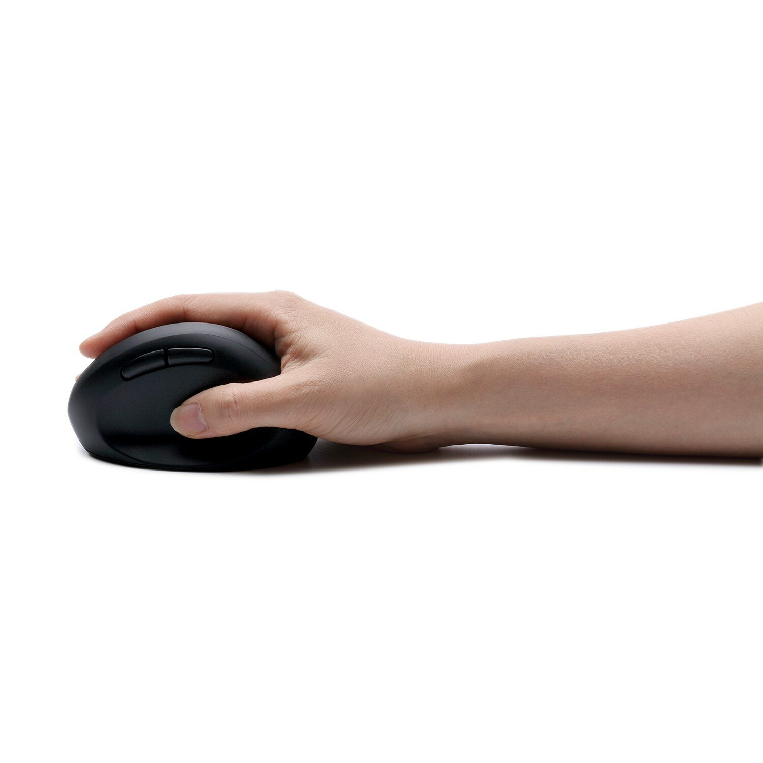 Main tenant une souris ergonomique noire sur fond blanc.