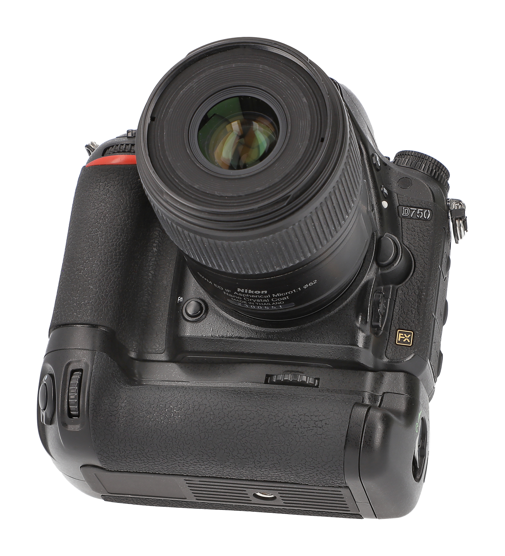 Eine schwarze Nikon-Kamera mit Objektiv, leicht von oben abgewinkelt, auf weißem Hintergrund.