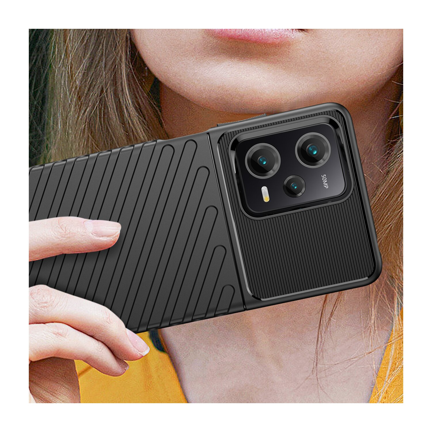 Custodia nera per telefono con un design strutturato, che copre la parte posteriore del telefono.