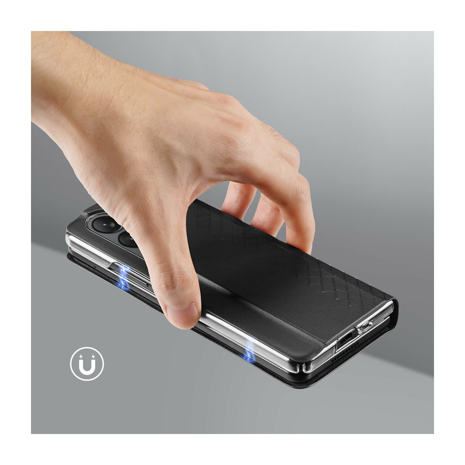 Mano che tiene custodia nera chiusa con design strutturato su superficie riflettente.