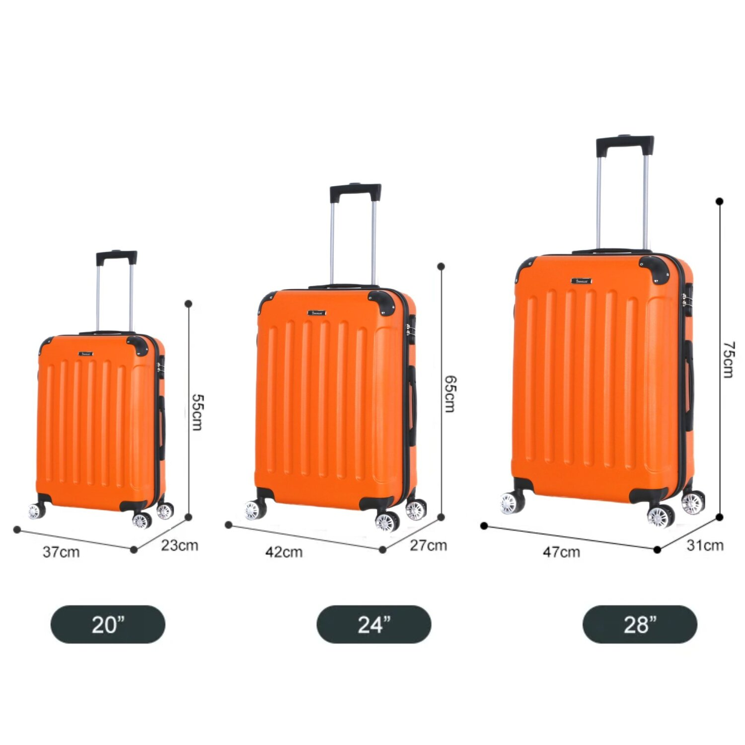 Drei orange Koffer in verschiedenen Größen mit Rollen und Griffen. Der Hintergrund ist weiß.