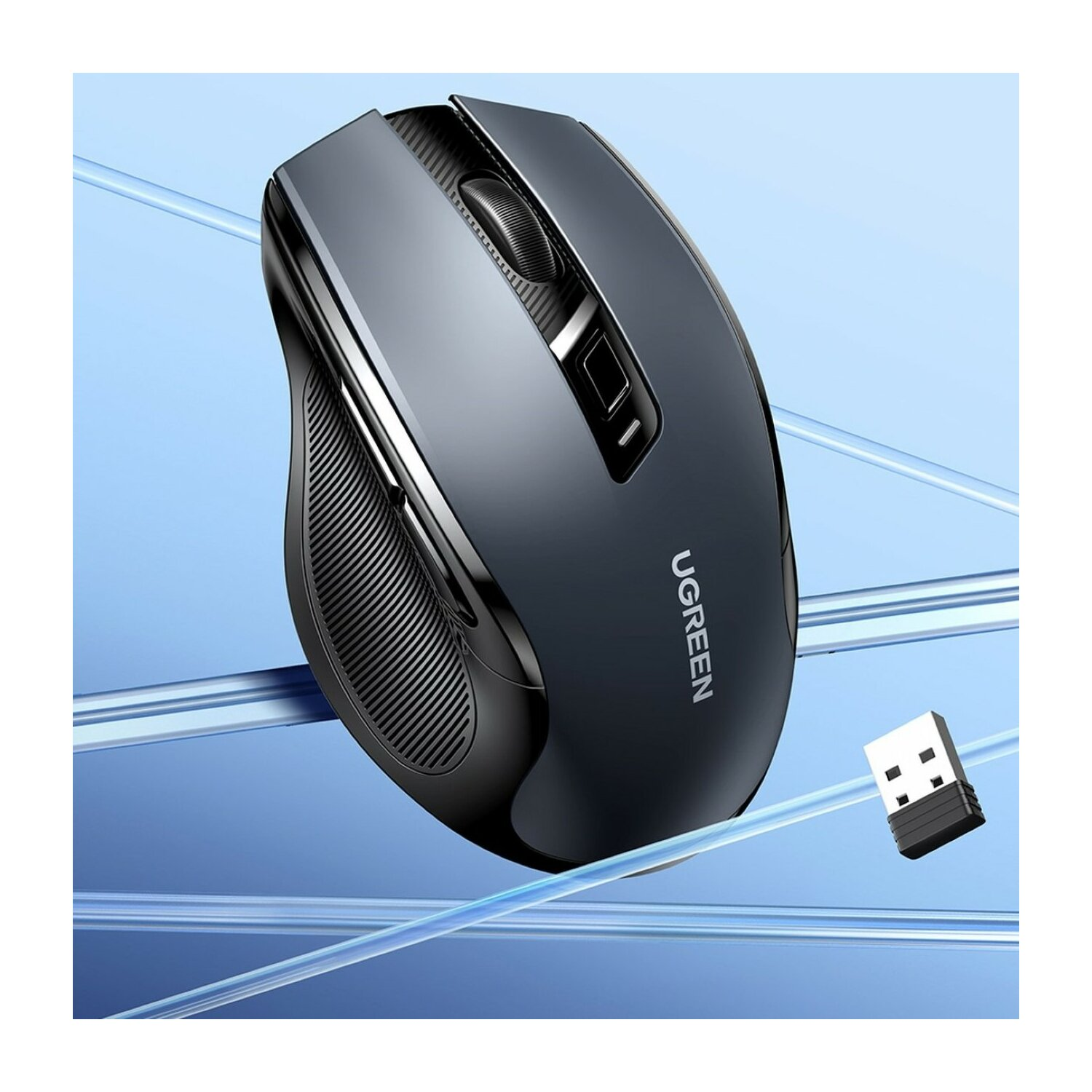 Czarna i szara mysz ergonomiczna UGREEN z odbiornikiem USB, na niebieskim tle.