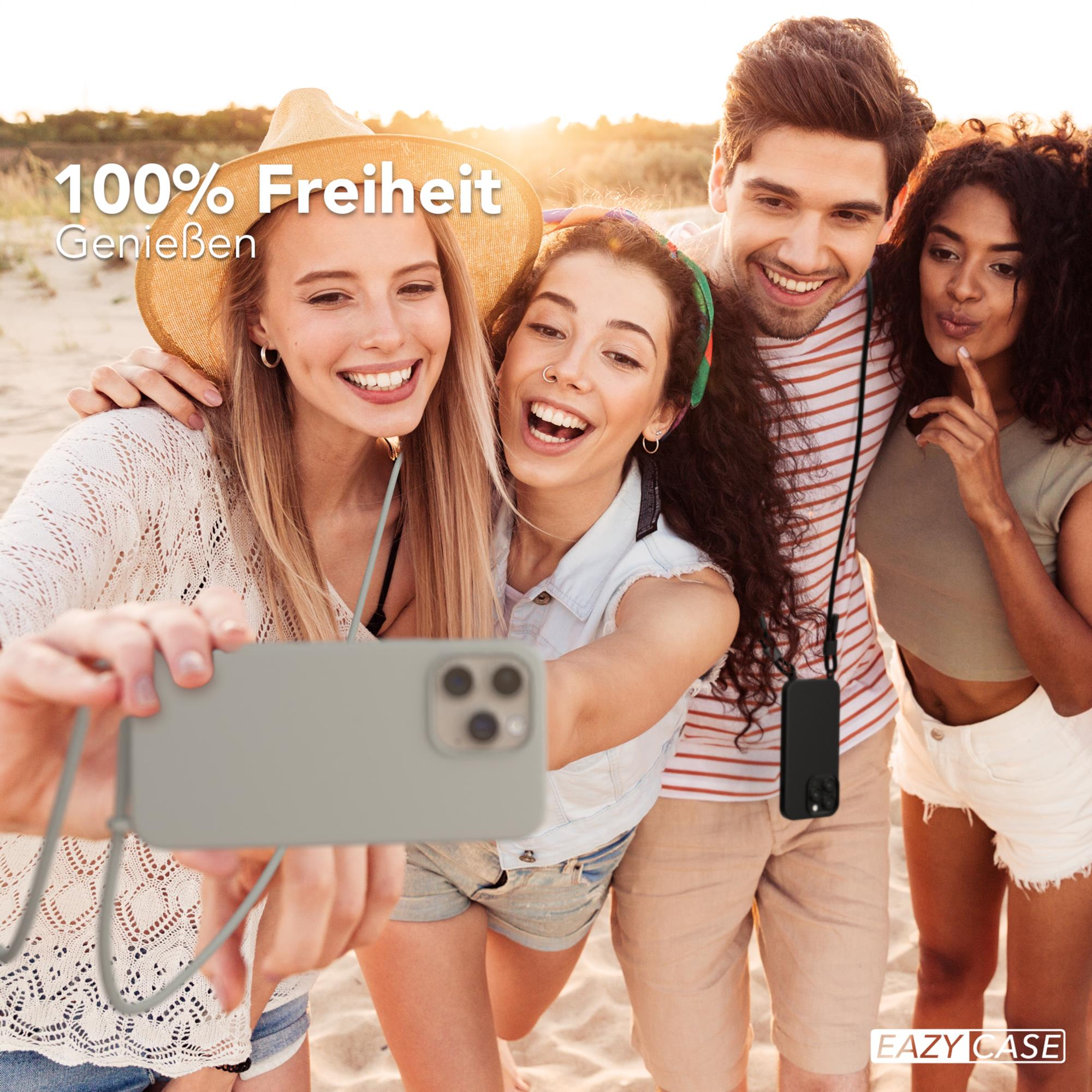Vier Personen machen ein Selfie am Strand. Text: 100% Freiheit, Genießen.