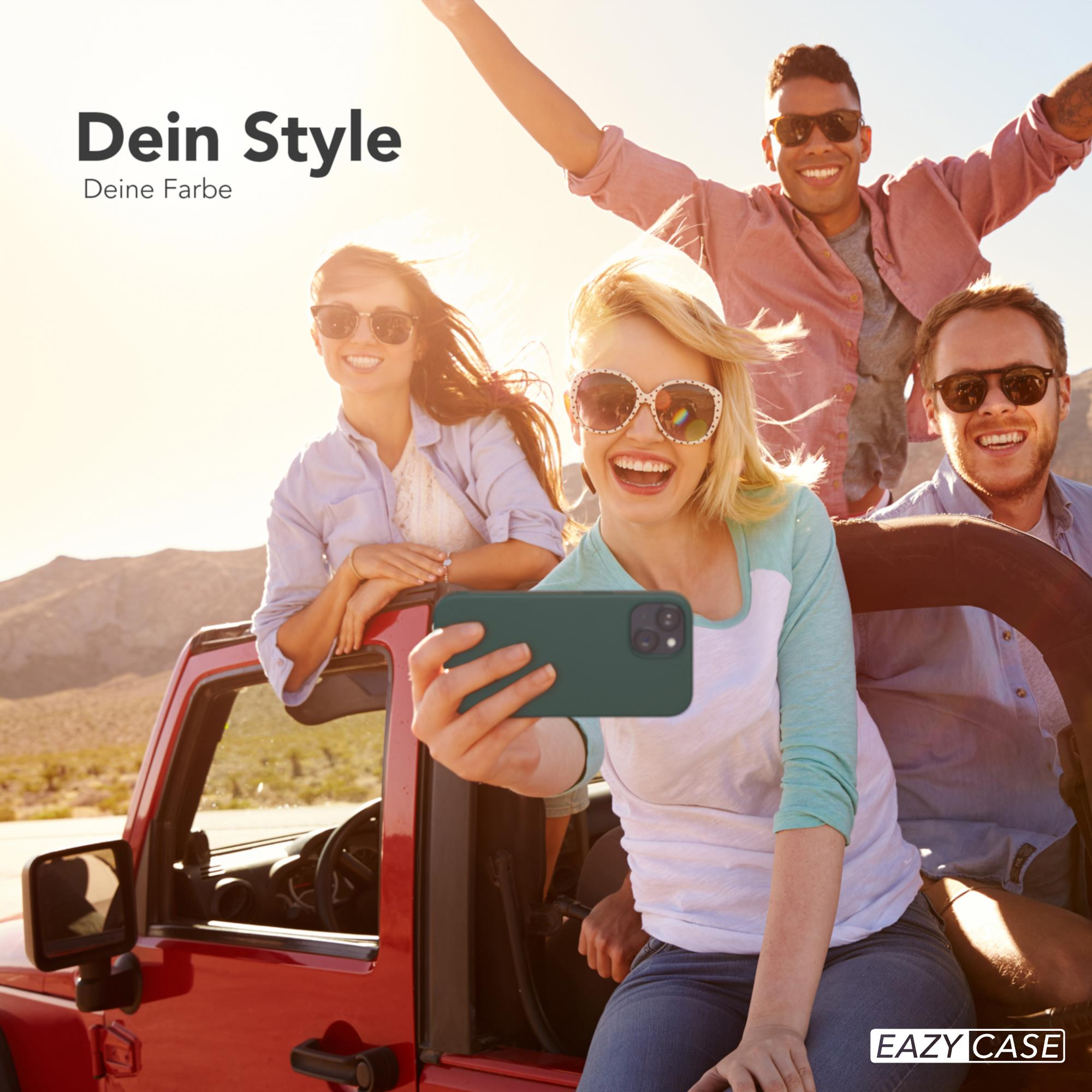 Vier Personen in einem roten Jeep machen ein Selfie mit einer grünen Handyhülle.