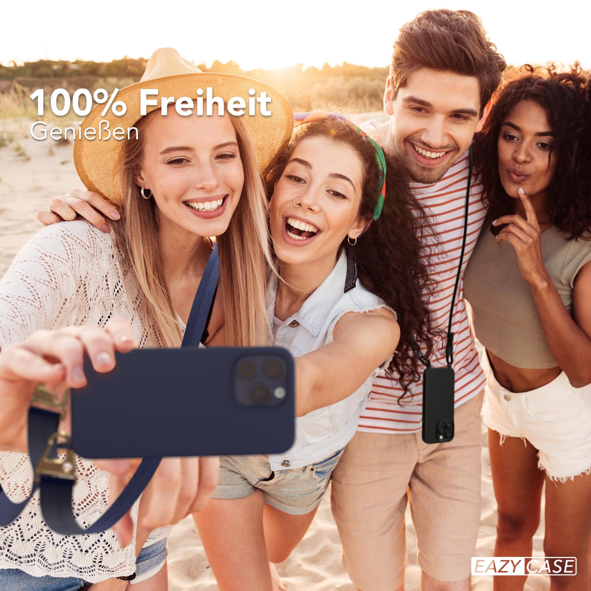 Vier Personen machen ein Selfie am Strand. Sie sind glücklich und lächeln.
