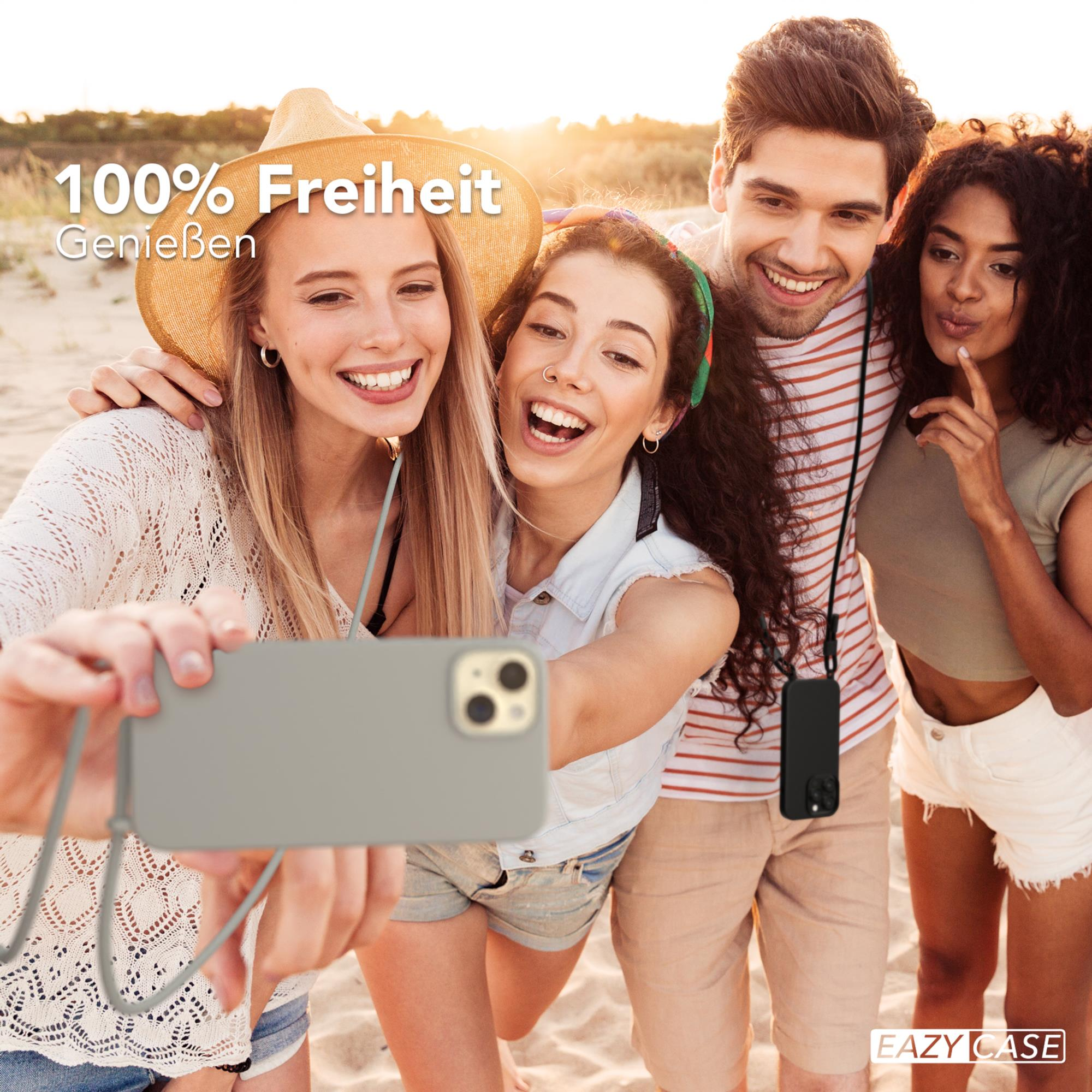 Vier Personen machen ein Selfie am Strand. Einer hält ein Telefon mit Hülle.