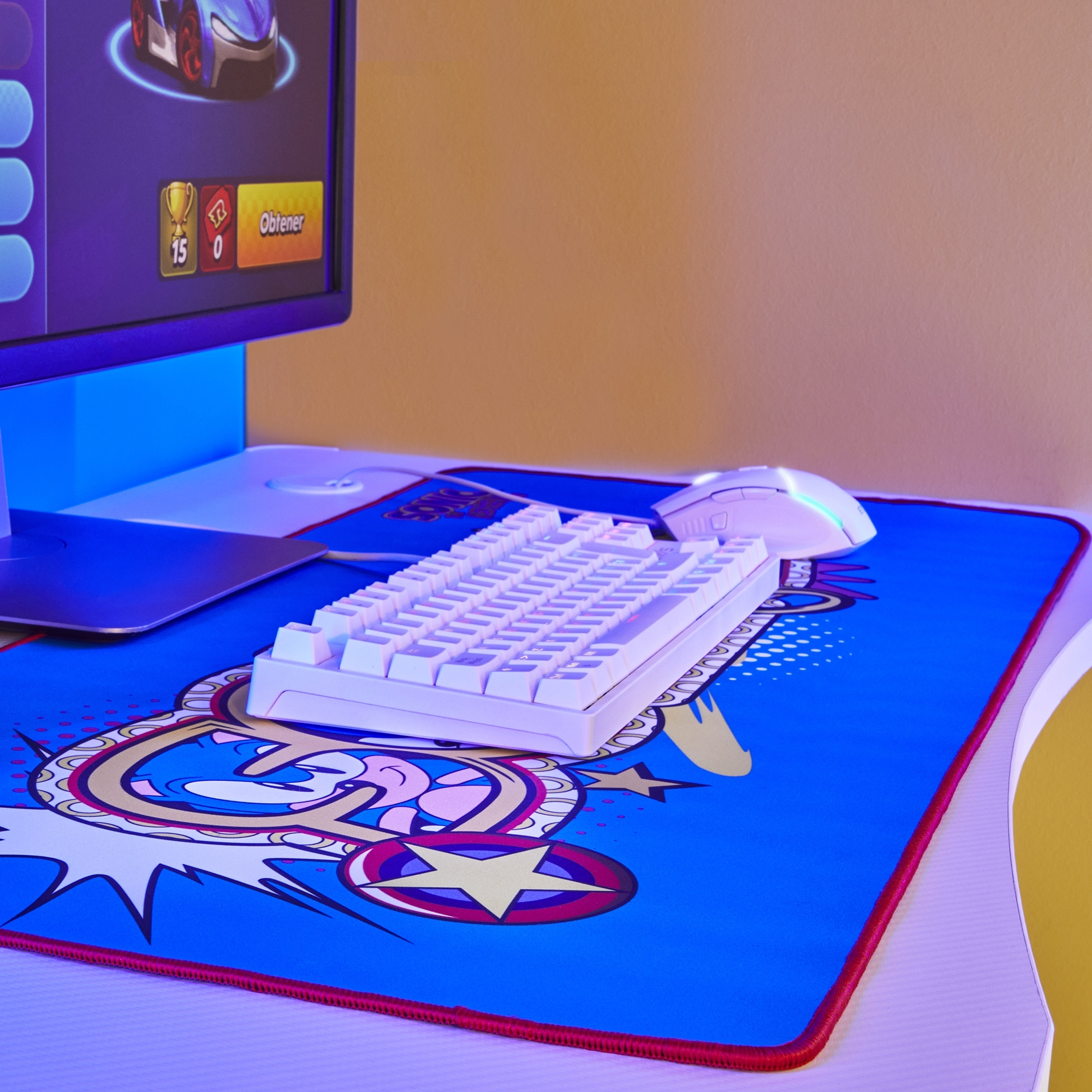 Configuración de juego con teclado, ratón y alfombrilla. Combinación de colores azul y blanco.
