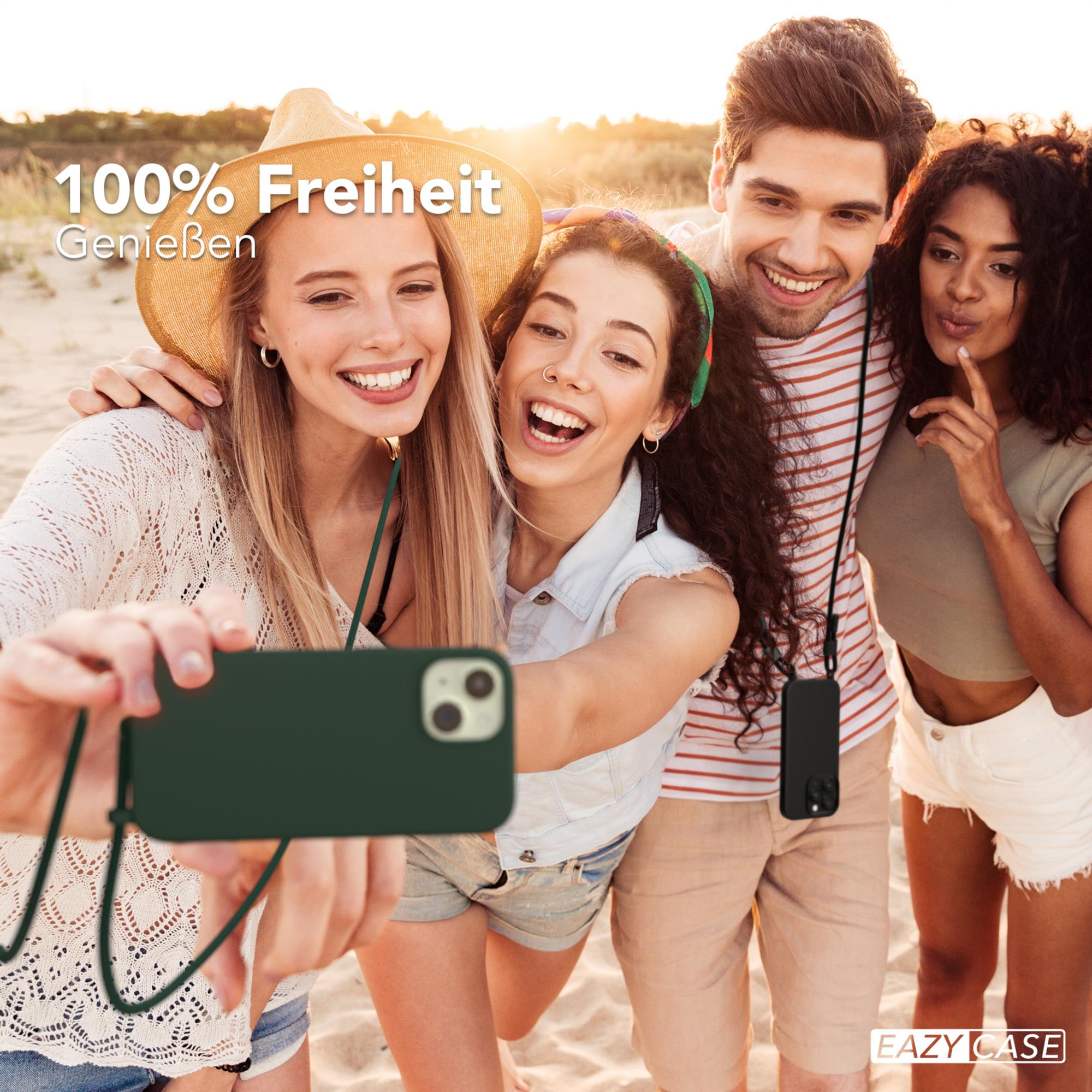 Freundesgruppe macht Selfie mit grüner Handyhülle.