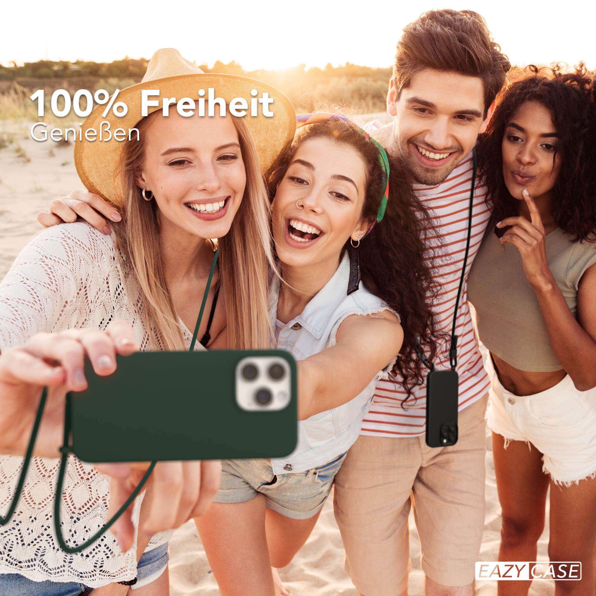 Vier Personen machen ein Selfie am Strand. Sie sind glücklich und halten ein Telefon mit Hülle.