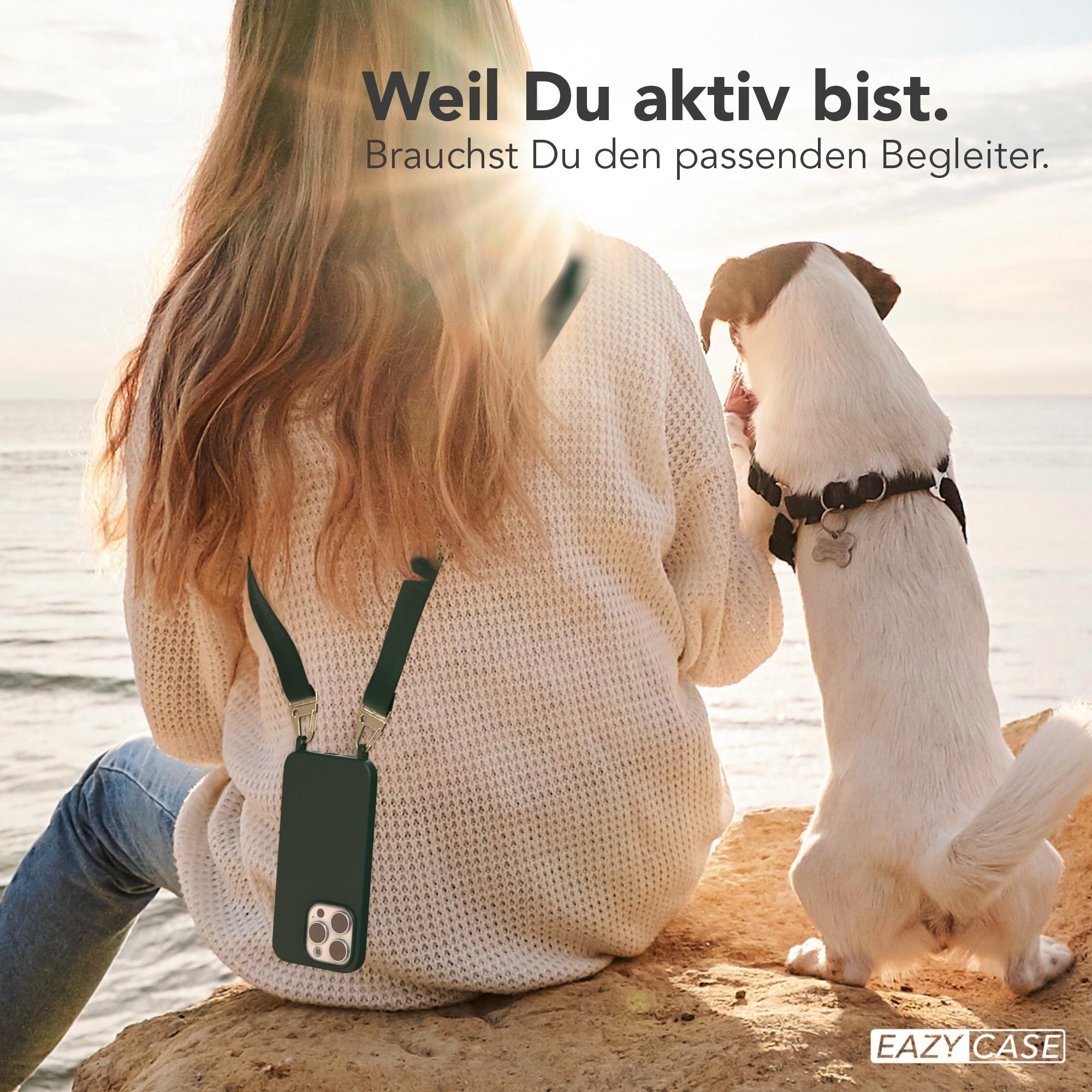 Frau mit Handyhülle und Hund am Strand. Die Handyhülle hat einen Gurt.